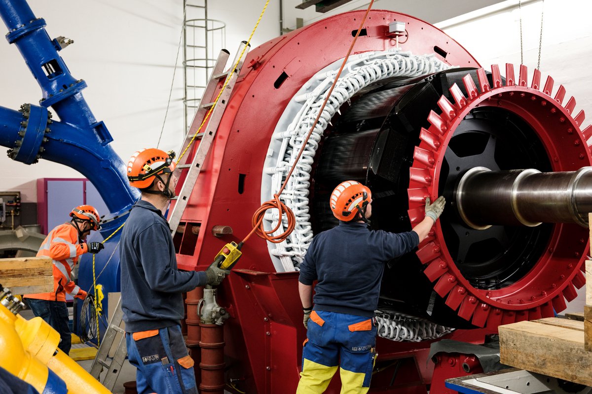 Seit ca. 2 Jahren laufen die Bauarbeiten für die Wiederinbetriebnahme des Kraftwerks Bondo im Bergell. Nun wurde mit dem Generator eines der Herzstücke des Kraftwerks eingebaut. Ab Frühling 2025 soll das Kraftwerk wieder erneuerbaren Strom produzieren. di-ri.co/T8ZVN ^ff