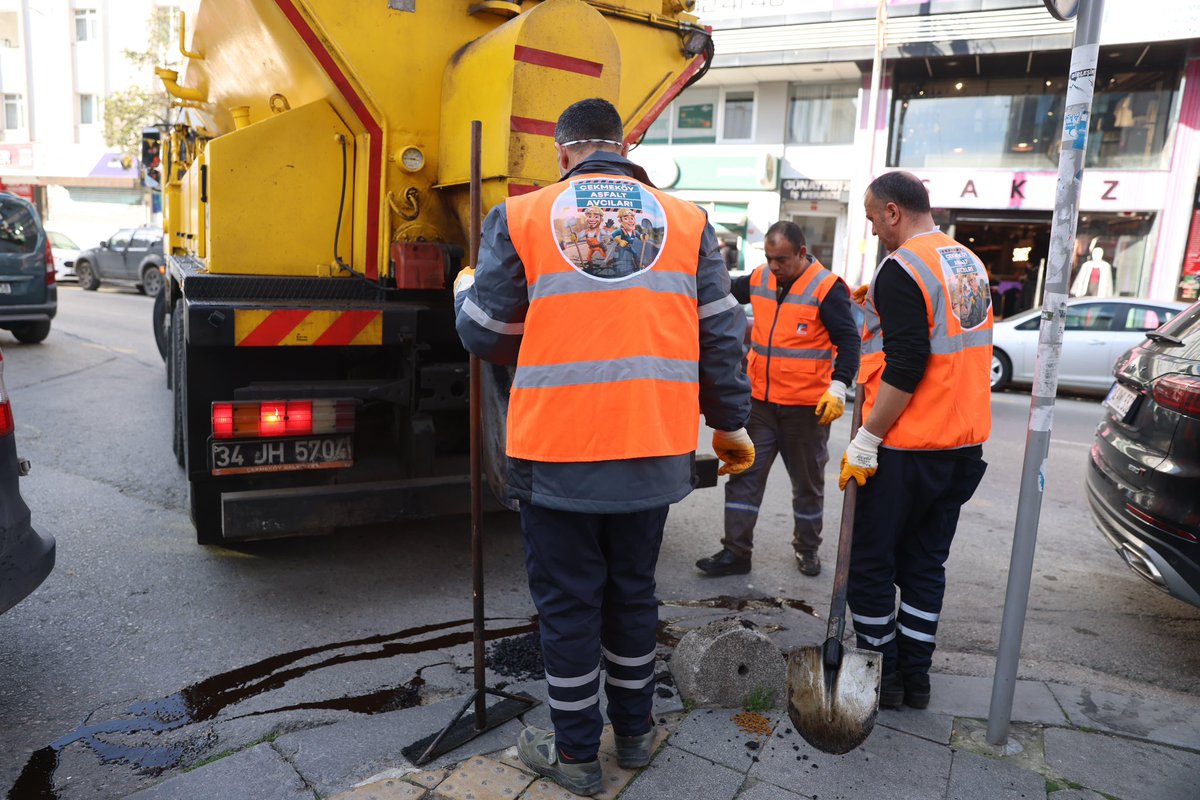 orhancerkeztr's tweet photo. Çekmeköy’de yeni bir hizmeti daha başlatıyoruz. Komşularımızın en çok şikayetçi olduğu cadde ve sokaklardaki çukurlar için, “Çekmeköy Asfalt Avcıları” birimi kurduk. Sosyal medyadan veya çağrı merkezimizden bize ulaşıp adres veren komşularımızın talepleri en kısa sürede karşılanacak. 

Halkın Belediyesi Halkın Hizmetinde!