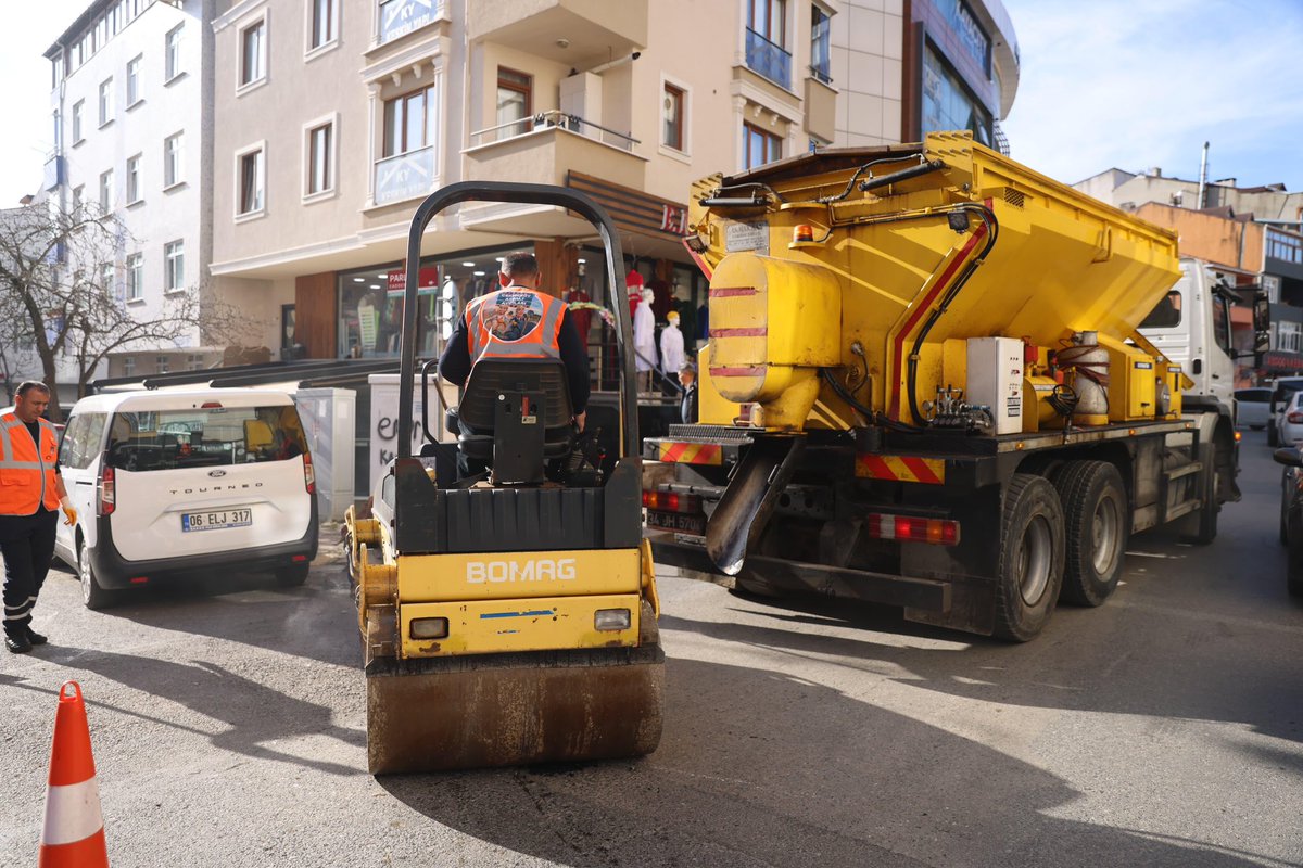 orhancerkeztr's tweet photo. Çekmeköy’de yeni bir hizmeti daha başlatıyoruz. Komşularımızın en çok şikayetçi olduğu cadde ve sokaklardaki çukurlar için, “Çekmeköy Asfalt Avcıları” birimi kurduk. Sosyal medyadan veya çağrı merkezimizden bize ulaşıp adres veren komşularımızın talepleri en kısa sürede karşılanacak. 

Halkın Belediyesi Halkın Hizmetinde!