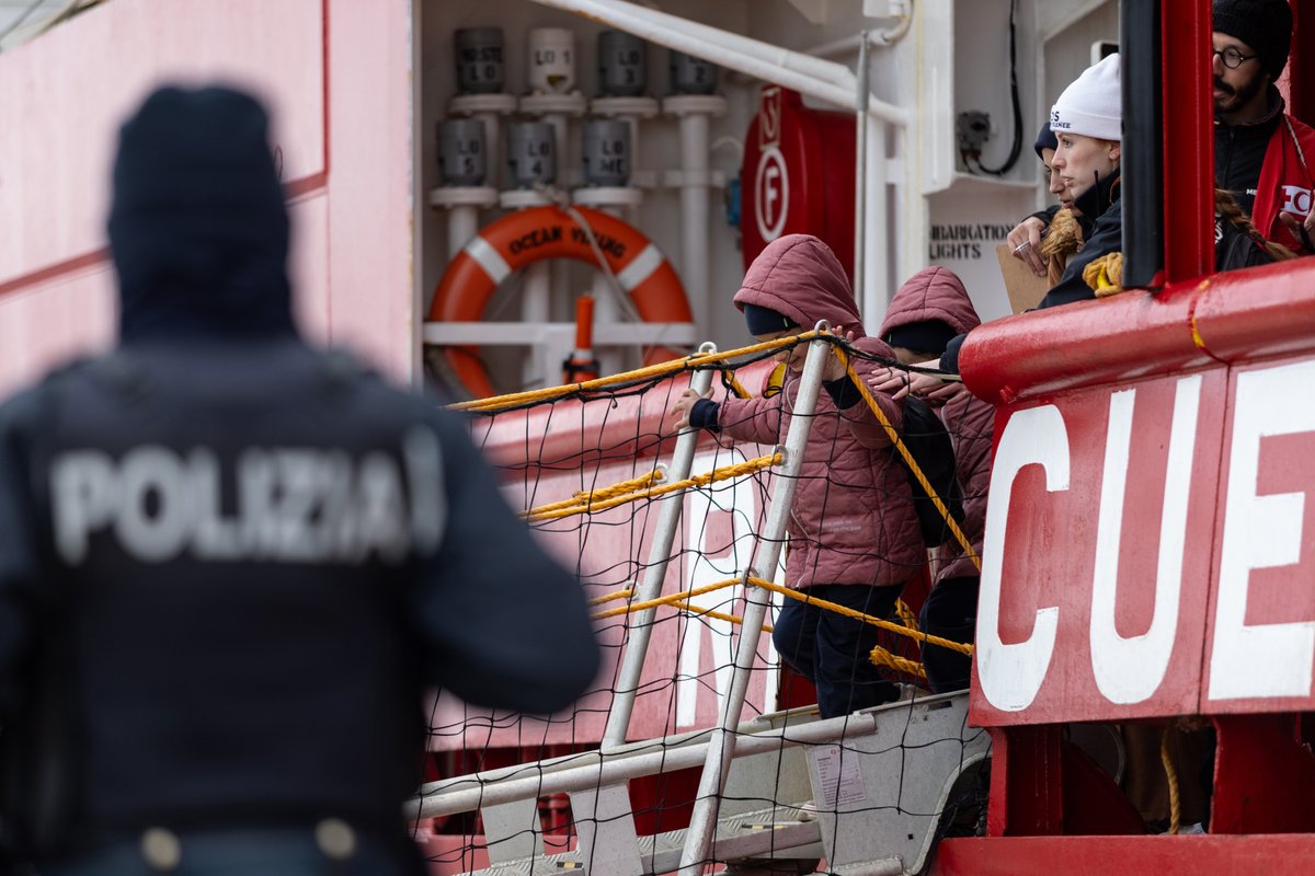 🔵 UPDATE
Ce matin, les 101 personnes secourues vendredi ont débarqué à Tarente après deux jours de souffrances inutiles dans des vagues de 3,5 mètres. Près de la moitié ont dû être soignées pour le mal de mer. Nous leur souhaitons le meilleur pour la suite !
