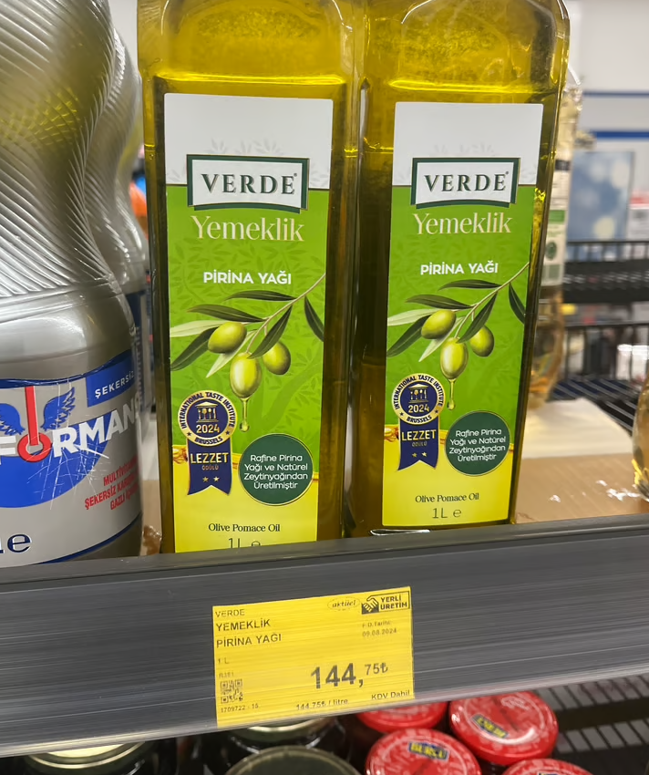 gidaajansi's tweet photo. Zeytinyağı üretimi sonrasında zeytin hamurunda kalan yağdan yapılan artık ürün olan pirina yağının International Taste Institute ismindeki firmadan para karşılığında Lezzet Ödülü alındığı görülüyor.
Ürün zeytinyağı algısıyla tüketiciyi aldatıcı şekilde satılıyor.
@tctarim https://t.co/lepIzz85Ik