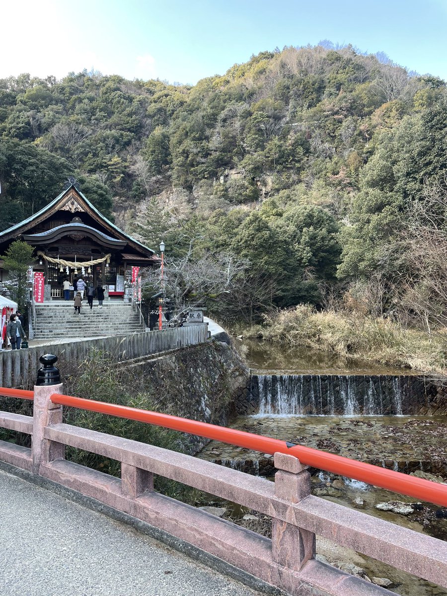 genkidesukaaa12's tweet image. 今日はゲッターズ飯田さんが西日本で今年ベスト3に挙げられていた大頭神社へ嫁と参拝に。
中学生まで水遊びに行ってた懐かしい場所。

家族の健康をお祈りしました🙏
が、東京マラソンのお祈りは忘れましたw

帰りに気になっていた話題のパン屋さんへ。
ハード系のパンが美味い🍞

#ランニング
#pois