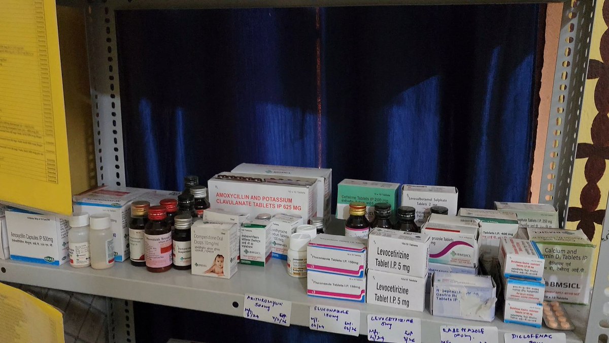 Saran_dm's tweet photo. #healthandwellnesscenter
#Bihar #saran #chapra 
@IPRDBihar 
अब ग्रामीण क्षेत्र के मरीजों को हेल्थ एंड वेलनेस सेंटर पर मिल रही है 151 प्रकार की मेडिसिन
• एचडब्ल्यूसी पर 14 प्रकार की जांच की सुविधा उपलब्ध
• गुणवत्तापूर्ण स्वास्थ्य सेवा मुहैया कराने के लिए विभाग संकल्पित
• वाहनों के माध्यम से पहुंचाया जाता है दवा
छपरा। शहरी से लेकर ग्रामीण क्षेत्रों के अंतिम पंक्ति तक के लोगों को गुणवत्तापूर्ण स्वास्थ्य सुविधाएं मुहैया कराने के लिए स्वास्थ्य विभाग और बिहार सरकार कृत-संकल्पित है। इस दिशा में कई महत्वपूर्ण पहल की गयी है। स्वास्थ्य विभाग का प्रयास है कि मरीजों को इलाज के साथ-साथ शत-प्रतिशत निशुल्क दवा भी उपलब्ध करायी जाये। यही कारण है कि अब पंचायत स्तर पर संचालित हेल्थ एंड वेलनेस सेंटर पर भी शत-प्रतिशत दवा की उपलब्धता सुनिश्चित की जा रही है। हेल्थ एंड वेलनेस सेंटर पर 151 प्रकार की दवा उपलब्ध करायी जा रही है। ताकि मरीजों को इलाज के बाद बाहर से दवा नहीं खरीदना पड़े। इसके साथ इन सेंटरों पर 14 प्रकार के डाग्योनेस्टिक जांच की सुविधा उपलब्ध है। हीमोग्लोबिन, डायबिटिज, ब्लड प्रेशर, ब्लड ग्रुप, फाइलेरिया , डेंगू, यूरिन , प्रीग्नेंसी , सोडियम , एचआईवी ,हेपटाइटिस ,मलेरिया, सिप्लिस, वाटर टेस्टिंग, टीबी कैंसर स्क्रीनिंग आदि की जांच करना है। स्वास्थ्य विभाग का उद्देश्य गुणवत्तापूर्ण स्वास्थ्य सेवा प्रदान करना है, और इसके लिए विभाग संकल्पित है। स्वास्थ्य विभाग की यह पहल खासकर उन क्षेत्रों में लाभकारी साबित हो रही है, जहां स्वास्थ्य सुविधाओं की कमी थी। बिहार सरकार के इस प्रयास से ग्रामीण क्षेत्रों में रहने वाले मरीजों को अब इलाज के साथ-साथ उचित दवाएं और परीक्षण सेवाएं भी मिल रही हैं, जिससे उनकी स्वास्थ्य संबंधी समस्याओं का समाधान अधिक प्रभावी ढंग से किया जा रहा है। स्वास्थ्य सेवाओं में जनता की भागीदारी सुनिश्चित करने के लिए सभी हेल्थ एंड वेलनेस सेंटर पर “जन आरोग्य समिति” का गठन किया जा चुका है।  इसके माध्यम से इन केंद्रों पर उपचार के लिए आने वाले लोगों को सामान्य चिकित्सा से संबंधित सुविधाएं उपलब्ध करायी जानी हैं। 
अब बाहर से नहीं खरीदनी पड़ती है दवाएं
जिला स्वास्थ्य समिति के डीपीसी रमेश चंद्र कुमार ने बताया कि हेल्थ एंड वेलनेस सेंटर पर प्राथमिक रूप से सभी बीमारी की ईलाज होती है वही रेफर किए गए मरीज को के लिए फॉलोअप की दवा उपलब्ध रहता है।  फॉलोअप में विशेष कर नॉन-कम्युनिकल (गैर संचारी रोग) जैसे हाइपरटेंशन, डायबिटीज, ब्लड प्रेशर ,हृदय रोग, कैंसर, दमा एवं सांस आदि बीमारियां गैर संचारी रोगों की श्रेणी के प्रमुख घातक बीमारियां है। इन बीमारियों के फॉलोअप की दवा सभी एचडब्ल्यूसी में उपलब्ध है। इससे ग्रामीण क्षेत्र के सामान्य तौर पर आम मरीजों को बड़े अस्पताल या किसी अन्य दवा स्टोर पर जाने की जरूरत नहीं होती है मरीजों को स्थानीय स्तर पर हेल्थ बोलने सेंटर पर ही सभी दवाई उपलब्ध हो जाती है। 

नि:शुल्क औषधि वाहन से पहुंचायी जाती है दवा:
सिविल सर्जन डॉ. सागर दुलाल सिन्हा ने बताया कि दवा की उपलब्धता शत-प्रतिशत सुनिश्चित करने के लिए राज्य सरकार दवा वाहन उपलब्ध कराए गये है। जिसके माध्यम से अब जिला स्तर से प्रखंड स्तर और प्रखंड से पंचायत स्तर के स्वास्थ्य केंद्रों को नि:शुल्क औषधि वाहन के माध्यम से दवा पहुंचायी जा रही है।  एक बड़ा वाहन और 3 छोटा वाहन राज्य स्तर से उपलब्ध कराया गया है। जिसके माध्यम से दवा पहुंचाया जा रहा है। 
हेल्थ एंड वेलनेस सेंटर पर मिलती हैं ये सेवाएं:
1. प्रसव पूर्व जांच
2. नवजात एवं शिशु सामान्य स्वास्थ्य देखभाल 
3. बाल्यावस्था एवं किशोर सामान्य स्वास्थ्य देखभाल 
4. परिवार नियोजन, गर्भनिरोधक एवं सामान्य प्रजनन स्वास्थ्य देखभाल 
5. राष्ट्रीय कार्यक्रमों के अनुसार संचारी रोगों का सामान्य प्रबंधन
6. बीमारियों का ओपीडी के माध्यम से सामान्य प्रबंधन
7. गैर संचारी रोगों की स्क्रीनिंग, सामान्य प्रबंधन, क्षय एवं कुष्ठ रोग का सामान्य प्रबंधन
8. नेत्र एवं इएनटी से संबंधित सामान्य स्वास्थ्य सेवाएं
9. मौखिक स्वास्थ्य एवं दंत देखभाल से संबंधित सामान्य सेवाएं
10. वृद्धावस्था केयर से संबंधित सामान्य स्वास्थ्य सेवाएं
11. सामान्य चिकित्सीय आपातकालीन स्वास्थ्य सेवाएं
12. मानसिक स्वास्थ्य बीमारियों की स्क्रीनिंग एवं सामान्य प्रबंधन