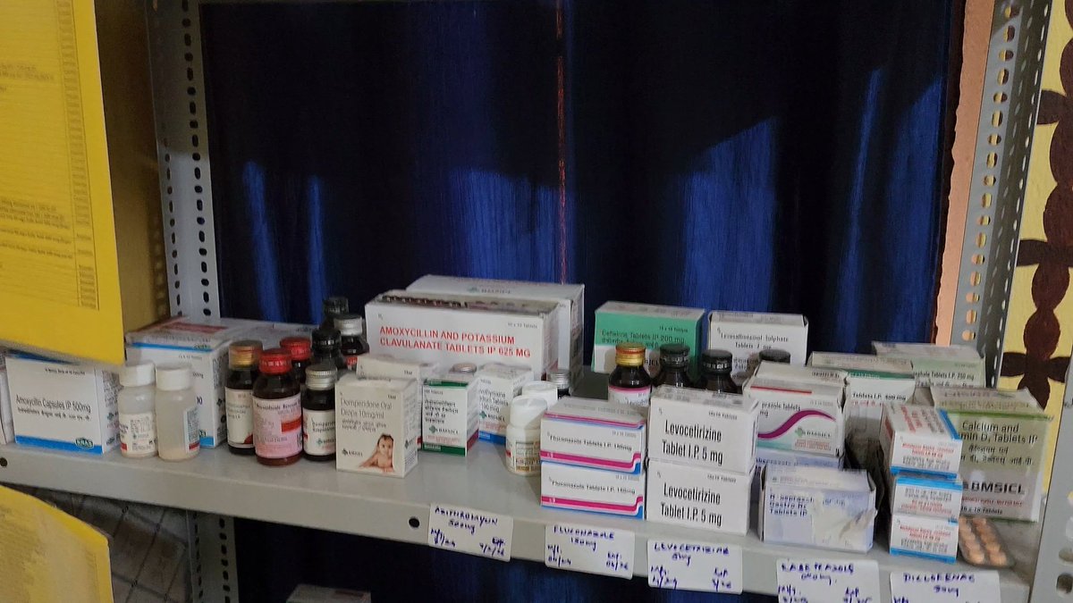 Saran_dm's tweet photo. #healthandwellnesscenter
#Bihar #saran #chapra 
@IPRDBihar 
अब ग्रामीण क्षेत्र के मरीजों को हेल्थ एंड वेलनेस सेंटर पर मिल रही है 151 प्रकार की मेडिसिन
• एचडब्ल्यूसी पर 14 प्रकार की जांच की सुविधा उपलब्ध
• गुणवत्तापूर्ण स्वास्थ्य सेवा मुहैया कराने के लिए विभाग संकल्पित
• वाहनों के माध्यम से पहुंचाया जाता है दवा
छपरा। शहरी से लेकर ग्रामीण क्षेत्रों के अंतिम पंक्ति तक के लोगों को गुणवत्तापूर्ण स्वास्थ्य सुविधाएं मुहैया कराने के लिए स्वास्थ्य विभाग और बिहार सरकार कृत-संकल्पित है। इस दिशा में कई महत्वपूर्ण पहल की गयी है। स्वास्थ्य विभाग का प्रयास है कि मरीजों को इलाज के साथ-साथ शत-प्रतिशत निशुल्क दवा भी उपलब्ध करायी जाये। यही कारण है कि अब पंचायत स्तर पर संचालित हेल्थ एंड वेलनेस सेंटर पर भी शत-प्रतिशत दवा की उपलब्धता सुनिश्चित की जा रही है। हेल्थ एंड वेलनेस सेंटर पर 151 प्रकार की दवा उपलब्ध करायी जा रही है। ताकि मरीजों को इलाज के बाद बाहर से दवा नहीं खरीदना पड़े। इसके साथ इन सेंटरों पर 14 प्रकार के डाग्योनेस्टिक जांच की सुविधा उपलब्ध है। हीमोग्लोबिन, डायबिटिज, ब्लड प्रेशर, ब्लड ग्रुप, फाइलेरिया , डेंगू, यूरिन , प्रीग्नेंसी , सोडियम , एचआईवी ,हेपटाइटिस ,मलेरिया, सिप्लिस, वाटर टेस्टिंग, टीबी कैंसर स्क्रीनिंग आदि की जांच करना है। स्वास्थ्य विभाग का उद्देश्य गुणवत्तापूर्ण स्वास्थ्य सेवा प्रदान करना है, और इसके लिए विभाग संकल्पित है। स्वास्थ्य विभाग की यह पहल खासकर उन क्षेत्रों में लाभकारी साबित हो रही है, जहां स्वास्थ्य सुविधाओं की कमी थी। बिहार सरकार के इस प्रयास से ग्रामीण क्षेत्रों में रहने वाले मरीजों को अब इलाज के साथ-साथ उचित दवाएं और परीक्षण सेवाएं भी मिल रही हैं, जिससे उनकी स्वास्थ्य संबंधी समस्याओं का समाधान अधिक प्रभावी ढंग से किया जा रहा है। स्वास्थ्य सेवाओं में जनता की भागीदारी सुनिश्चित करने के लिए सभी हेल्थ एंड वेलनेस सेंटर पर “जन आरोग्य समिति” का गठन किया जा चुका है।  इसके माध्यम से इन केंद्रों पर उपचार के लिए आने वाले लोगों को सामान्य चिकित्सा से संबंधित सुविधाएं उपलब्ध करायी जानी हैं। 
अब बाहर से नहीं खरीदनी पड़ती है दवाएं
जिला स्वास्थ्य समिति के डीपीसी रमेश चंद्र कुमार ने बताया कि हेल्थ एंड वेलनेस सेंटर पर प्राथमिक रूप से सभी बीमारी की ईलाज होती है वही रेफर किए गए मरीज को के लिए फॉलोअप की दवा उपलब्ध रहता है।  फॉलोअप में विशेष कर नॉन-कम्युनिकल (गैर संचारी रोग) जैसे हाइपरटेंशन, डायबिटीज, ब्लड प्रेशर ,हृदय रोग, कैंसर, दमा एवं सांस आदि बीमारियां गैर संचारी रोगों की श्रेणी के प्रमुख घातक बीमारियां है। इन बीमारियों के फॉलोअप की दवा सभी एचडब्ल्यूसी में उपलब्ध है। इससे ग्रामीण क्षेत्र के सामान्य तौर पर आम मरीजों को बड़े अस्पताल या किसी अन्य दवा स्टोर पर जाने की जरूरत नहीं होती है मरीजों को स्थानीय स्तर पर हेल्थ बोलने सेंटर पर ही सभी दवाई उपलब्ध हो जाती है। 

नि:शुल्क औषधि वाहन से पहुंचायी जाती है दवा:
सिविल सर्जन डॉ. सागर दुलाल सिन्हा ने बताया कि दवा की उपलब्धता शत-प्रतिशत सुनिश्चित करने के लिए राज्य सरकार दवा वाहन उपलब्ध कराए गये है। जिसके माध्यम से अब जिला स्तर से प्रखंड स्तर और प्रखंड से पंचायत स्तर के स्वास्थ्य केंद्रों को नि:शुल्क औषधि वाहन के माध्यम से दवा पहुंचायी जा रही है।  एक बड़ा वाहन और 3 छोटा वाहन राज्य स्तर से उपलब्ध कराया गया है। जिसके माध्यम से दवा पहुंचाया जा रहा है। 
हेल्थ एंड वेलनेस सेंटर पर मिलती हैं ये सेवाएं:
1. प्रसव पूर्व जांच
2. नवजात एवं शिशु सामान्य स्वास्थ्य देखभाल 
3. बाल्यावस्था एवं किशोर सामान्य स्वास्थ्य देखभाल 
4. परिवार नियोजन, गर्भनिरोधक एवं सामान्य प्रजनन स्वास्थ्य देखभाल 
5. राष्ट्रीय कार्यक्रमों के अनुसार संचारी रोगों का सामान्य प्रबंधन
6. बीमारियों का ओपीडी के माध्यम से सामान्य प्रबंधन
7. गैर संचारी रोगों की स्क्रीनिंग, सामान्य प्रबंधन, क्षय एवं कुष्ठ रोग का सामान्य प्रबंधन
8. नेत्र एवं इएनटी से संबंधित सामान्य स्वास्थ्य सेवाएं
9. मौखिक स्वास्थ्य एवं दंत देखभाल से संबंधित सामान्य सेवाएं
10. वृद्धावस्था केयर से संबंधित सामान्य स्वास्थ्य सेवाएं
11. सामान्य चिकित्सीय आपातकालीन स्वास्थ्य सेवाएं
12. मानसिक स्वास्थ्य बीमारियों की स्क्रीनिंग एवं सामान्य प्रबंधन
