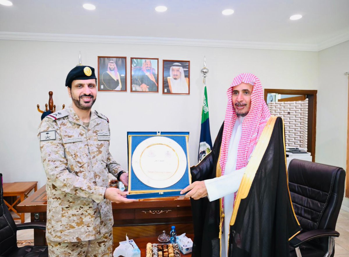ahmed_alrdayman's tweet photo. بدعوة من وزارة الدفاع ممثلة بالشئون الدينية برئاسةهيئة الأركان العامة للقوات البحرية الملكية السعودية، وبتوجيه من سماحة المفتي العام للمملكة، تشرفت بإلقاء عدة محاضرات في عدة مواقع، وكذلك على ظهر السفن ، لمنسوبي الاسطول الغربي، الذين يدافعون عن الدين والوطن بكل فخر وسعادة واحتساب للأجر ، فهنيئاً لهم ، فالدفاع عن هذه البلاد السعودية دفاع عن التوحيد ، فهي بلاد الحرمين الشريفين ، والمشاعر المعظمة ، وفيها يطبع المصحف الشريف والسنة النبوية ، وعلى أرضها عاش رسول الله ، وفي أرضها دُفن ، وولاتها آل سعود هم أنصار التوحيد منذ مئات السنين ولايزالون بحمدالله، وهم خادموا الحرمين الشريفين خدمة ماعرف التاريخ لها مثيلا، فحراسة أمن المملكة العربية السعودية ، من الرباط في سبيل الله وفي الحديث:(رباط يوم وليلة خير من صيام شهر وقيامه، وإن مات جرى عليه عمله الذي كان يعمله، وأُجرِيَ  عليه رزقه وأمِنَ الفتان).
أشكر سمو وزير الدفاع وقيادة القوات البحرية وإدارة الشئون الدينية وقيادات الأسطول الغربي ، كما أشكر سماحة المفتي العام للمملكة الذي أكد علي أن أبلغ رجال الأمن في البحرية سلامه واعتزاره بهم، وقال نحن ندعو لهم وهم على أجر عظيم .