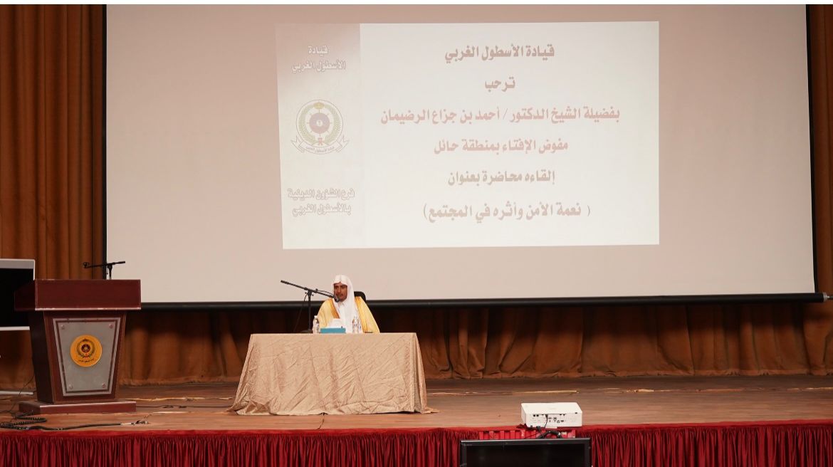 ahmed_alrdayman's tweet photo. بدعوة من وزارة الدفاع ممثلة بالشئون الدينية برئاسةهيئة الأركان العامة للقوات البحرية الملكية السعودية، وبتوجيه من سماحة المفتي العام للمملكة، تشرفت بإلقاء عدة محاضرات في عدة مواقع، وكذلك على ظهر السفن ، لمنسوبي الاسطول الغربي، الذين يدافعون عن الدين والوطن بكل فخر وسعادة واحتساب للأجر ، فهنيئاً لهم ، فالدفاع عن هذه البلاد السعودية دفاع عن التوحيد ، فهي بلاد الحرمين الشريفين ، والمشاعر المعظمة ، وفيها يطبع المصحف الشريف والسنة النبوية ، وعلى أرضها عاش رسول الله ، وفي أرضها دُفن ، وولاتها آل سعود هم أنصار التوحيد منذ مئات السنين ولايزالون بحمدالله، وهم خادموا الحرمين الشريفين خدمة ماعرف التاريخ لها مثيلا، فحراسة أمن المملكة العربية السعودية ، من الرباط في سبيل الله وفي الحديث:(رباط يوم وليلة خير من صيام شهر وقيامه، وإن مات جرى عليه عمله الذي كان يعمله، وأُجرِيَ  عليه رزقه وأمِنَ الفتان).
أشكر سمو وزير الدفاع وقيادة القوات البحرية وإدارة الشئون الدينية وقيادات الأسطول الغربي ، كما أشكر سماحة المفتي العام للمملكة الذي أكد علي أن أبلغ رجال الأمن في البحرية سلامه واعتزاره بهم، وقال نحن ندعو لهم وهم على أجر عظيم .