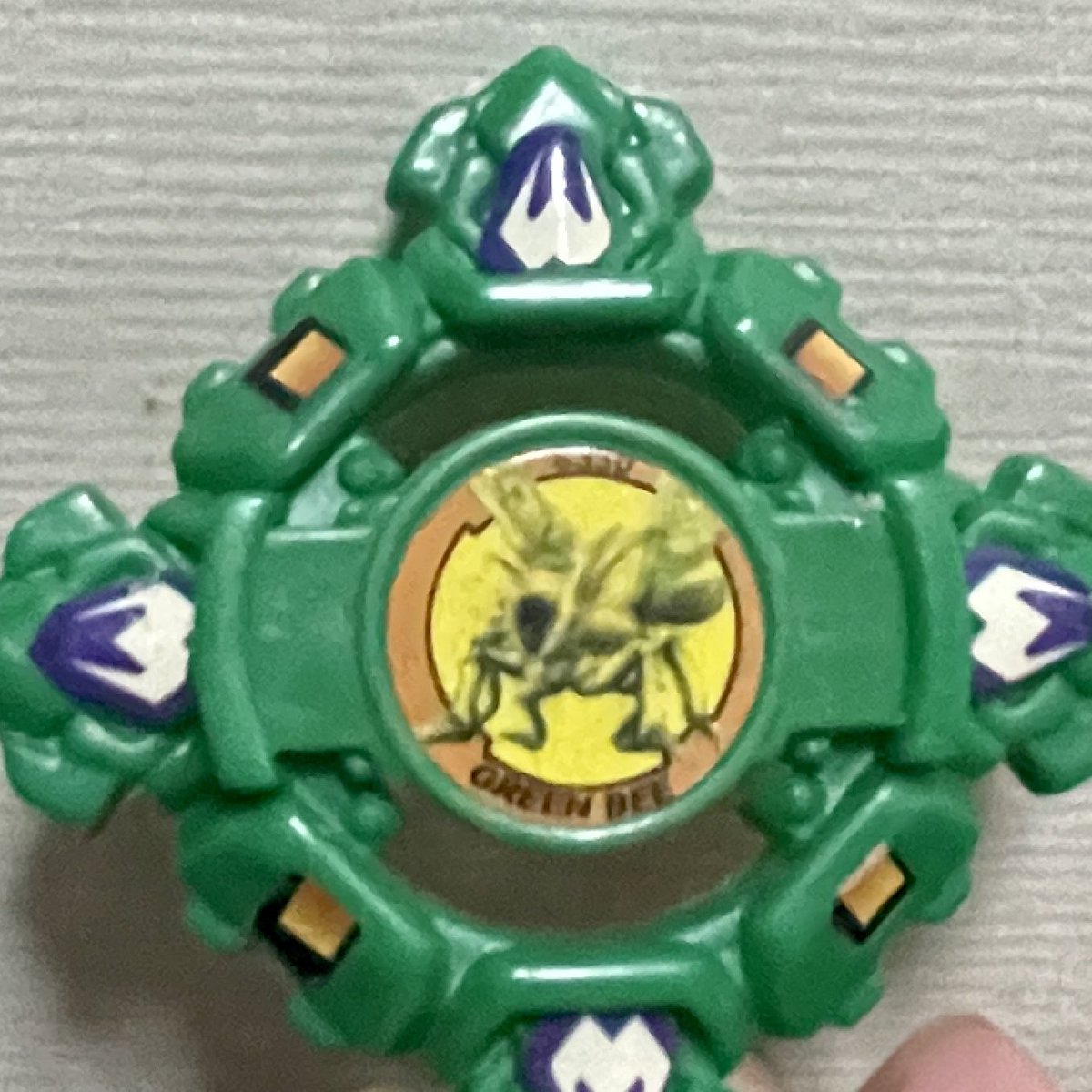 実家で発掘されたパチモンのベイブレード(何故か遊戯王のグレートモス