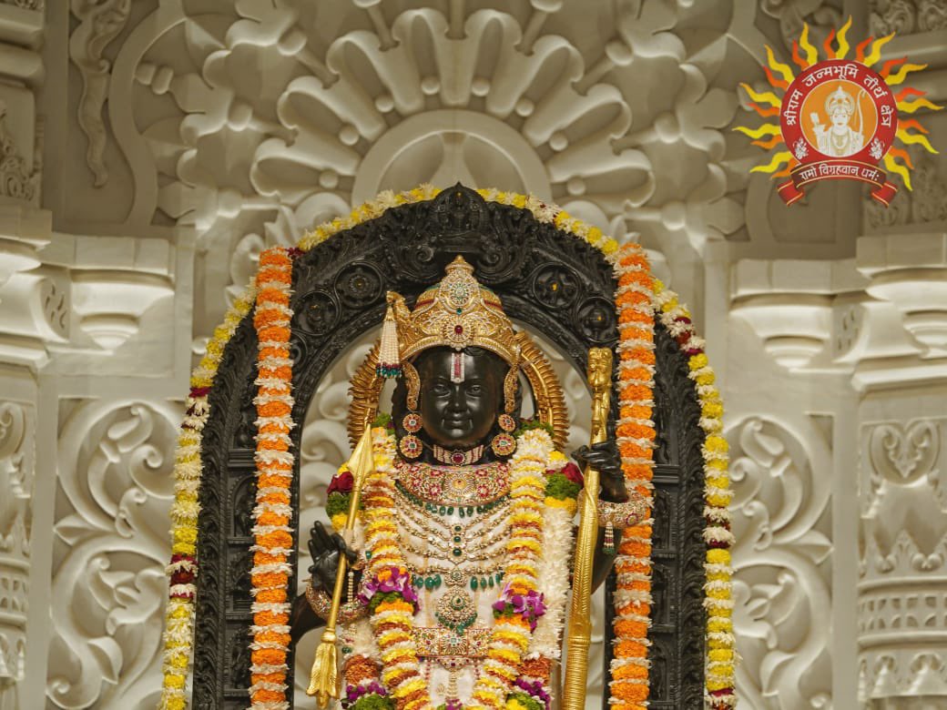 ShriRamTeerth's tweet photo. जय राम रमा रमनं समनं। भव ताप भयाकुल पाहि जनम॥
अवधेस सुरेस रमेस बिभो। सरनागत मागत पाहि प्रभो॥

प्रतिष्ठा द्वादशी महोत्सव के समापन दिवस पर प्रभु के मनोहारी दर्शन 

On the concluding day of the Pratishtha Dwadashi Mahotsav, behold the enchanting darshan of Prabhu. https://t.co/3hGOtWSKtV