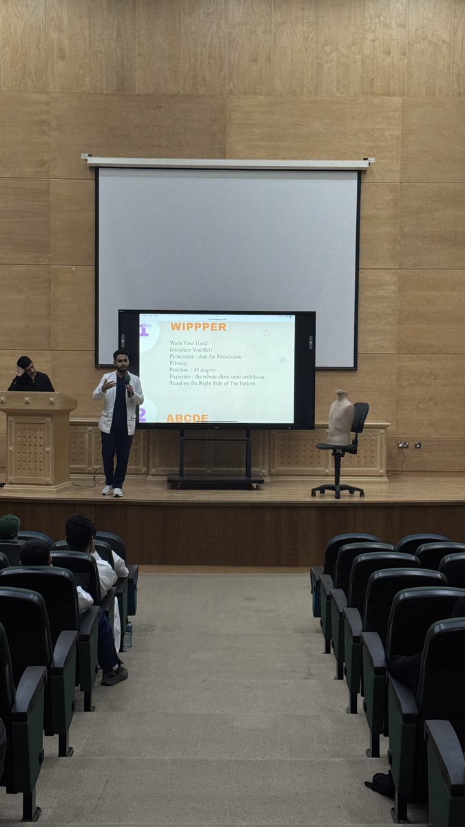 في نُقطة الانطلاق وفي بداية الرحلة نحو مُستقبلٍ مشرق وجيلٍ بإمكانيات عظيمة، اختتم نادي الطب مُمثلًا باللجنة العلمية وبـحضور تجاوز الـ60 طالبًا وطالبة من أطباء المستقبل في السنة الرابعة <a href="/JUMED22/">Med22</a> دورة الاستعداد للمرحلة السريرية🩺.

-التعلم هو الخطوة الأولى لتحقيق الحلم المنتظر💙