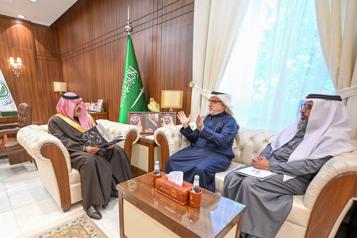 emara_hail's tweet photo. سمو #أمير_منطقة_حائل يستقبل الرئيس التنفيذي لشركة دمج التقنيات الذكية للصناعة م.خالد بن محمد حسين ومدير الاتصال المؤسسي للشركة أ.علي المنصور ويطلع سموه على تفاصيل المصنع المقام في حائل ويعد الأول من نوعه على مستوى المملكة ودول الخليج. https://t.co/62OfPXyXmm