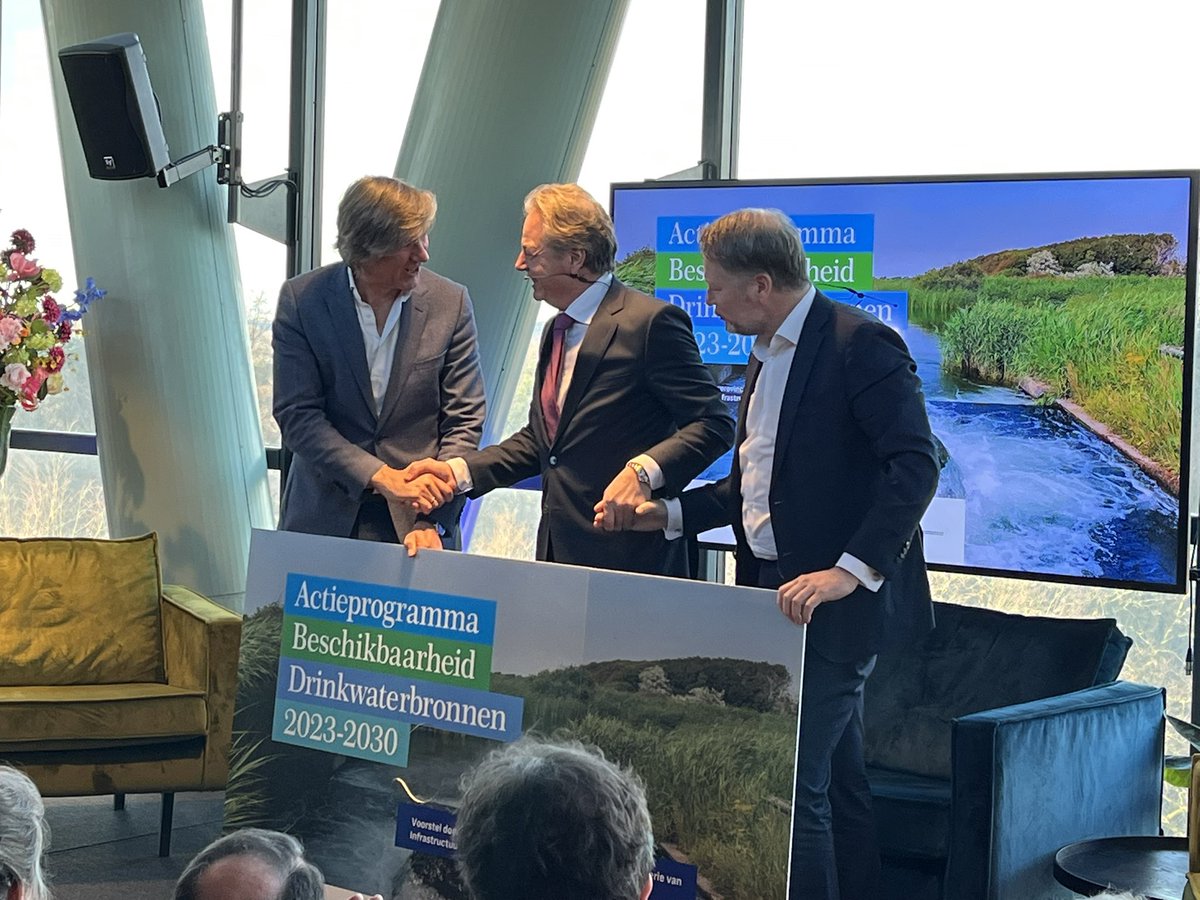 Het Actieprogramma Beschikbaarheid Drinkwaterbronnen 2023-2030 is er! Doel is de beschikbaarheid van drinkwater in NL veilig te stellen. Een mooie samenwerking van <a href="/MinisterIenW/">Robert Tieman</a>, <a href="/IPO_Provincies/">IPO</a> en de drinkwatersector.