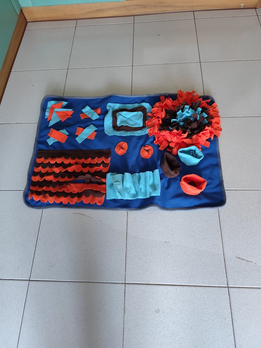 JackAndTimos's tweet image. So cold outside and mom's home today. Enjoying some snuffle mat activity! 
Love the scrunchie sounds 😂
#MondayMotivation #snuffleMat #dogActivation #coldweather #insidedogactivities