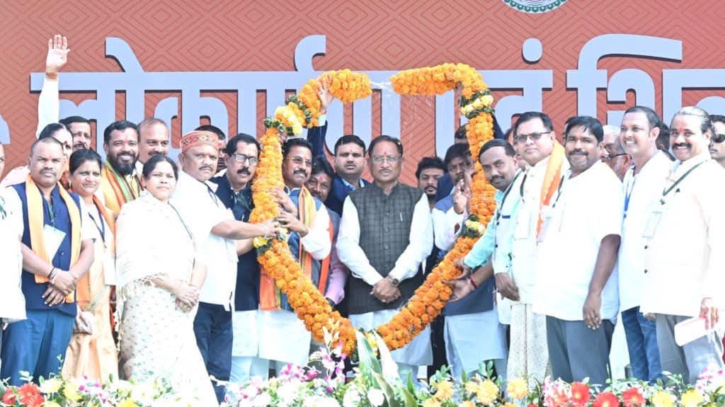 ChaitRamAtami's tweet photo. आज माँ दंतेश्वरी की पावन धरा दंत���वाड़ा जिले के बड़े बचेली में मुख्यमंत्री श्री @vishnudsai जी, कैबिनेट मंत्री श्री @KedarKashyapBJP जी, बस्तर सांसद श्री @Mahesh_ji_bjp जी एवं वरिष्ठ नेताओं के साथ 160.73 करोड़ से अधिक की ��ाशि के विभिन्न विकास कार्यों का लोकार्पण, शिलान्यास एवं https://t.co/wUrG4lGBNQ