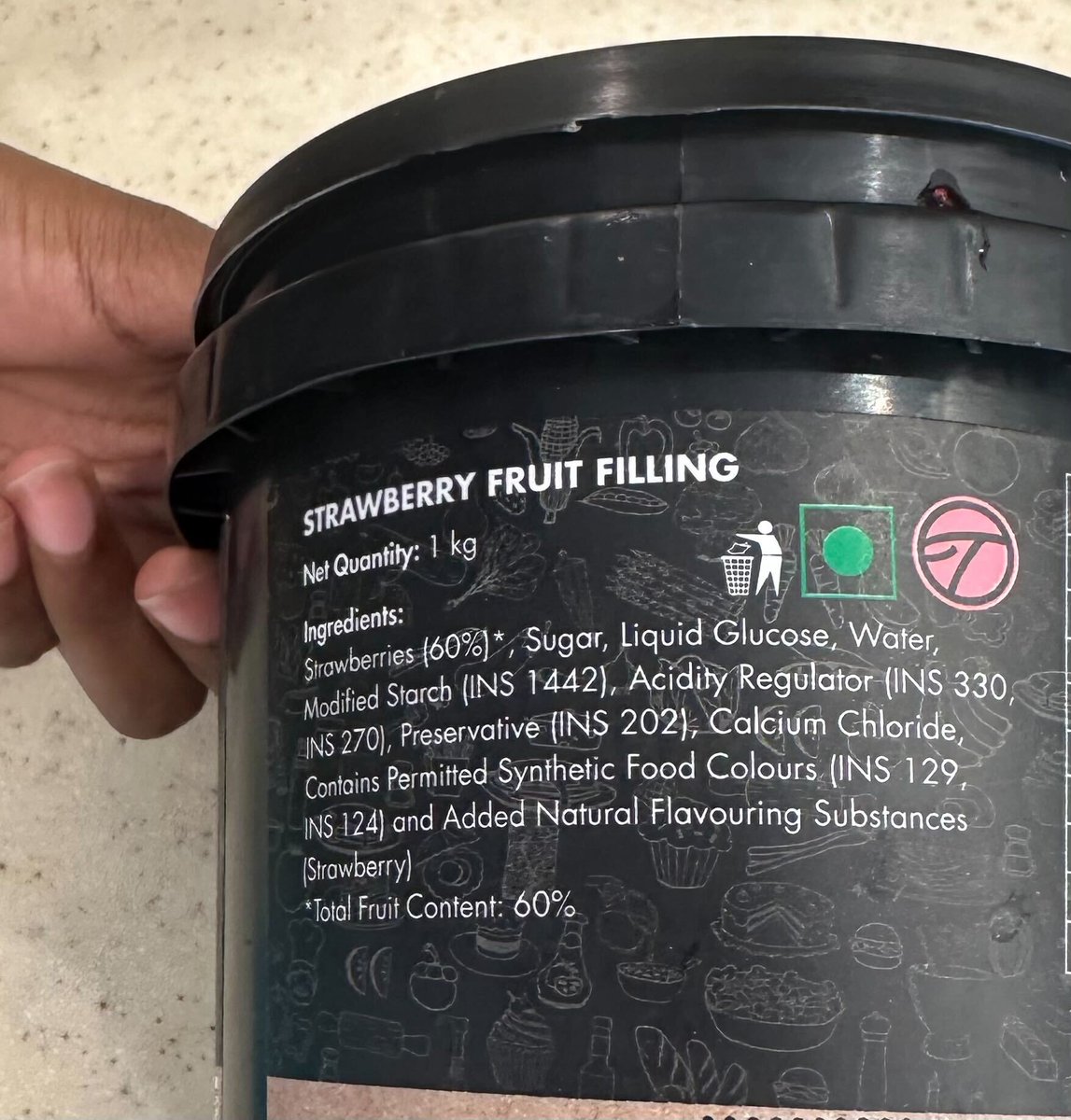 _mihirjain's tweet photo. this is pure cheating @Chaayos, care to explain?

Your Mixed Berry Smoothie claims "NO sugar," but the strawberry filling you use clearly lists added sugar in its ingredients (~22% added for every 100g)

Highly misleading and unfair to your customers!

@nitinsalujaa https://t.co/Ii735xWjgr