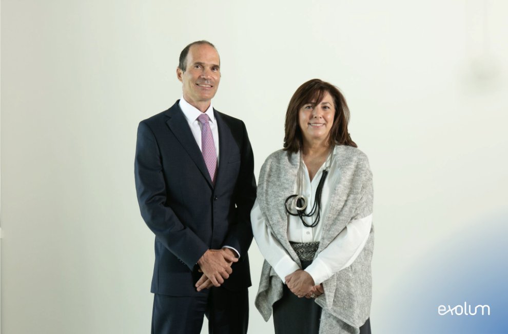 ExolumGroup's tweet photo. Nuestro CEO Jorge Lanza y nuestra presidenta Rosa García ceden el testigo a Javier Goñi como nuevo consejero delegado y a Alfredo Barrios como nuevo presidente. Gracias, Jorge y Rosa, por vuestro compromiso. 👉 https://t.co/UAWAXJQlK9 
#SomosExolum https://t.co/RrEwcH7hUX