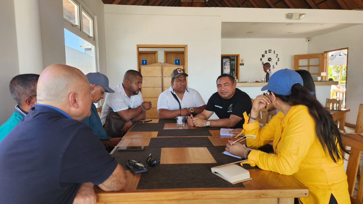 OngWayuu's tweet photo. Nos reunimos con Directora Asuntos Indígenas ROM y Minorías @RoquelinaBlanko gracias a gestión senador @JGalloComunes para buscar alternativas de solución ante el Gobierno  y no seguir con la hora 0 pero la funcionaria nos manifestó que eso no era de su competencia @petrogustavo https://t.co/xd1czRlVPV