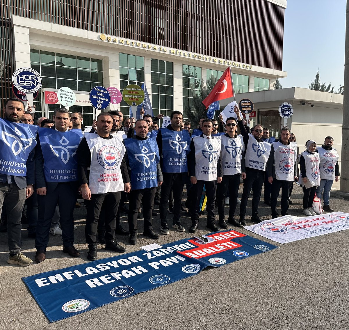 Susmadık, Haykırdık..
Bugün Hürriyetçi Eğitim Sen Şanlıurfa Şubesi olarak sendikacılığın er meydanı olan alanlardaydık.
Çünkü biz sendikayız!!

#13OcakErMeydanı 

<a href="/leventkuruoglu/">Levent Kuruoğlu</a> <a href="/ahasanpasaoglu/">Ali İhsan HASANPAŞAOĞLU</a> @gazi6308 <a href="/emrahgultekin25/">Emrah Gültekin</a> <a href="/_erol_usta/">Erol USTA</a> <a href="/Ramazanirge1/">Ramazan İRGE</a> <a href="/oguzidug/">Oğuz İduğ</a> <a href="/Mehmetcanbeyli/">MEHMET CANBEYLİ</a>