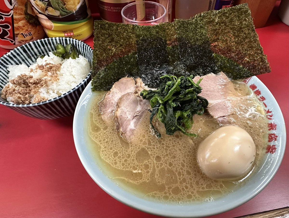 午前中 大っきい買い物成立後お昼ご飯🍜 
ルンルン気分で#末広家 へ🥳

列待ち中に真澄さんの🍜経営学を学ばせてもらう😆

チャーシューメン🍜
TP 味玉🥚

最高の1杯👍
何も言う事ありません🥰
今年も食べれる喜びに感謝😘

大将、真澄さん、黒田さん
今年も素敵な接客･美味しい1杯楽しみに通います😘