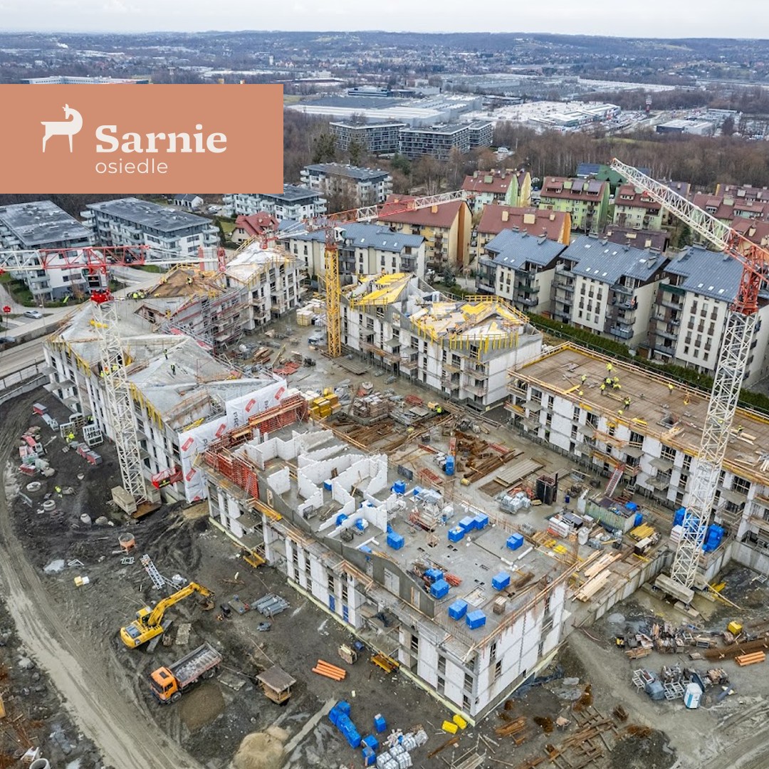 tdjestate's tweet photo. #Budowa #SarnieOsiedle intensywnie postępuje. Budynki osiągają już docelowe kształty. Segmenty A1 i A2 są w stanie surowym otwartym, a na pozostałych trwa budowa stropodachów. Prace instalacyjne nabierają tempa. Natomiast w garażu powstają koryta kablowe i ciągi kanalizacyjne. https://t.co/WuEV85JjST