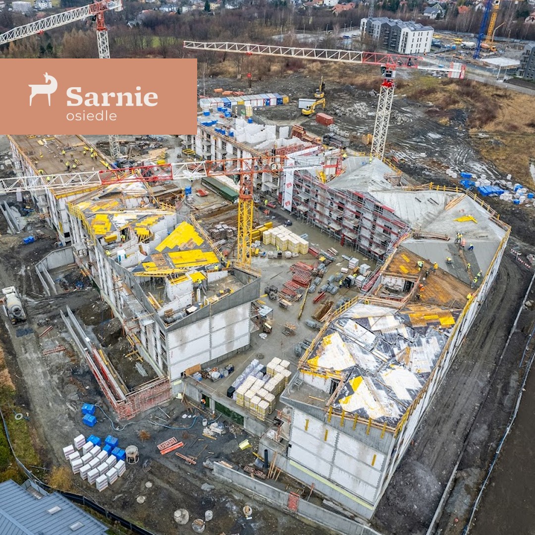 tdjestate's tweet photo. #Budowa #SarnieOsiedle intensywnie postępuje. Budynki osiągają już docelowe kształty. Segmenty A1 i A2 są w stanie surowym otwartym, a na pozostałych trwa budowa stropodachów. Prace instalacyjne nabierają tempa. Natomiast w garażu powstają koryta kablowe i ciągi kanalizacyjne. https://t.co/WuEV85JjST