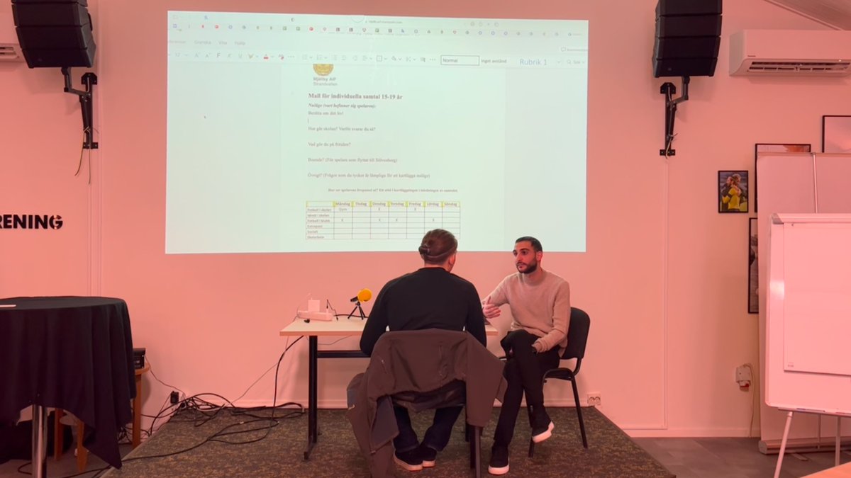 En av höjdpunkterna under årets uppstart var när <a href="/emilionammour/">Emilio Nammour</a> höll ett IUP-samtal med en spelare – inför alla tränare.

Vi spelade in samtalet, tittade på inspelningen och såg det en tredje gång där vi pausade för att ge feedback, analysera strukturen och diskutera utfallet.