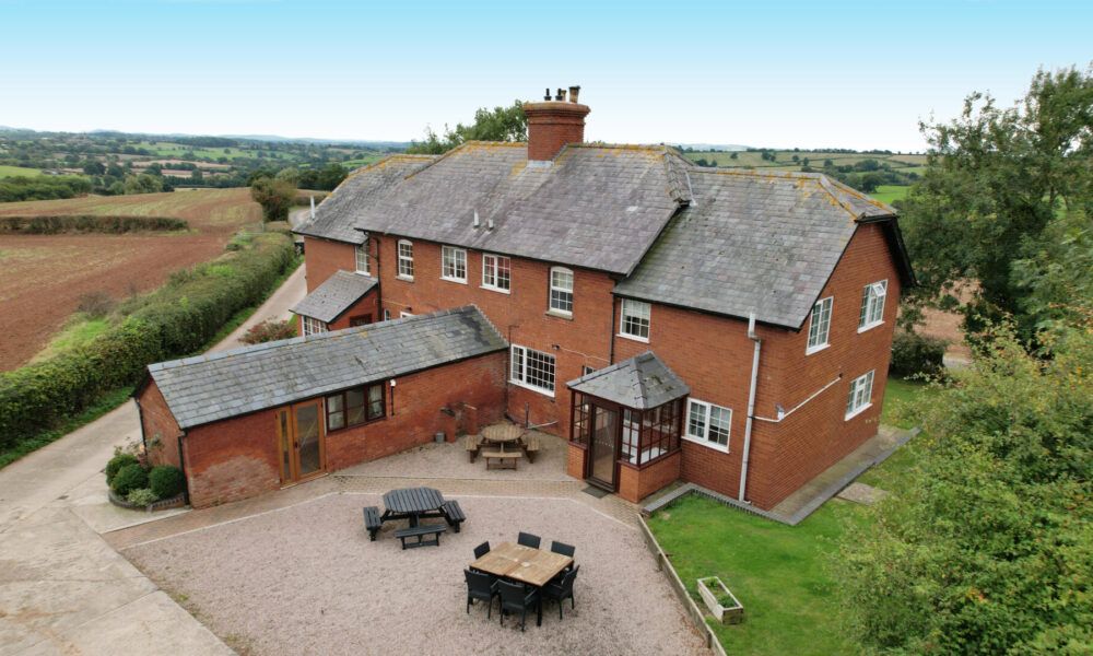 WeAcceptPets's tweet photo. 🏡 Escape to the Countryside at Durstone Cottages! 🌿
These rustic cottages are perfect for large family gatherings, reunions, group trips, house parties, and big get-togethers. 🎉

Accepts 🐶 🐈 
https://t.co/340zOZwUAo

#GroupGetaways #HerefordshireRetreat #CountrysideEscape https://t.co/lGpahyYvAq