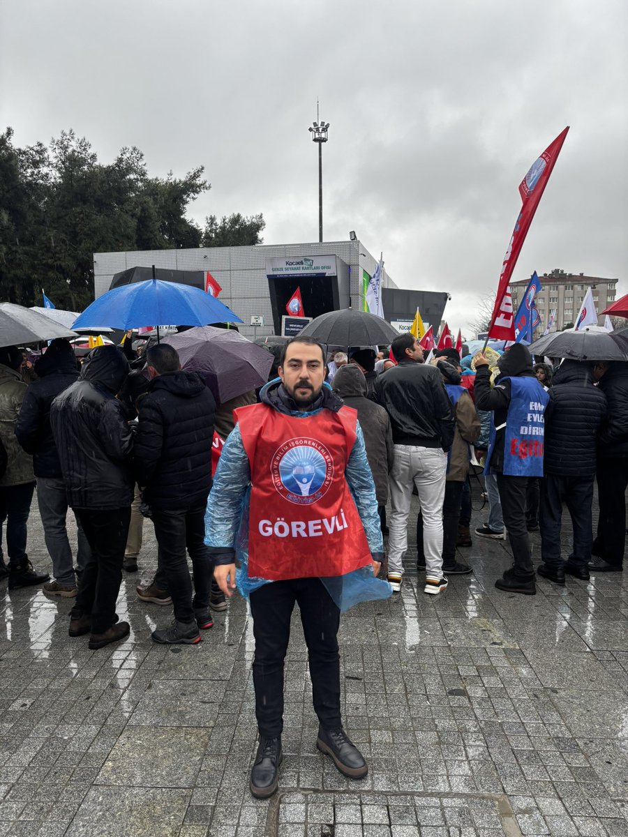 erdidmn's tweet photo. Yağmur çamur demeden, konfor alanlarından çıkıp emekçinin emeklinin hakkını aramak için meydanlardayız. 
Siz yediniz hesabı biz ödemeyeceğiz!!!
@egitimis https://t.co/UeJXoxzl7x