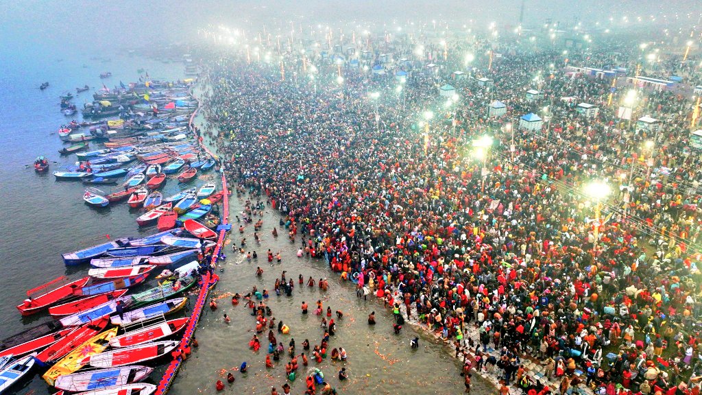 RealIsRare94379's tweet photo. 📣 महाकुंभ 2025 का आयोजन प्रयागराज में 13 जनवरी से 26 फरवरी तक हो रहा है।  पहला शाही स्नान 13 जनवरी को पौष पूर्णिमा के अवसर पर संपन्न हुआ।  आगामी प्रमुख स्नान तिथियां निम्नलिखित हैं:

14 जनवरी 2025: मकर संक्रांति (दूसरा शाही स्नान)

29 जनवरी 2025: मौनी अमावस्या (तीसरा शाही स्नान)

3 फरवरी 2025: वसंत पंचमी (चौथा शाही स्नान)

12 फरवरी 2025: माघी पूर्णिमा (पांचवां शाही स्नान)

26 फरवरी 2025: महाशिवरात्रि (छठा शाही स्नान)

प्रशासन ने श्राद्धलु के सुविधा और सुरक्षा के लिए व्यापक इंतजाम किए हैं।

#MahaKumbh #MahaKumbhMela2025 #MahaKumbh2025 #KumbhMela #KumbhMela #kumbh2025 #kumbh #kumbhmela2025prayagraj #Prayagraj #PrayagrajMahakumbh2025 #MakaraSankranti #makarsankranti2025