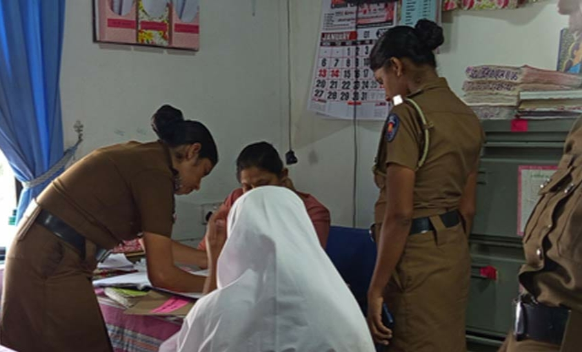 A teenage girl who was abducted in broad daylight on the street in Gelioya, Kandy on Saturday has been found in Ampara and the main suspect has been arrested.

#Srilanka #lka #ampara #Kandy #abduction