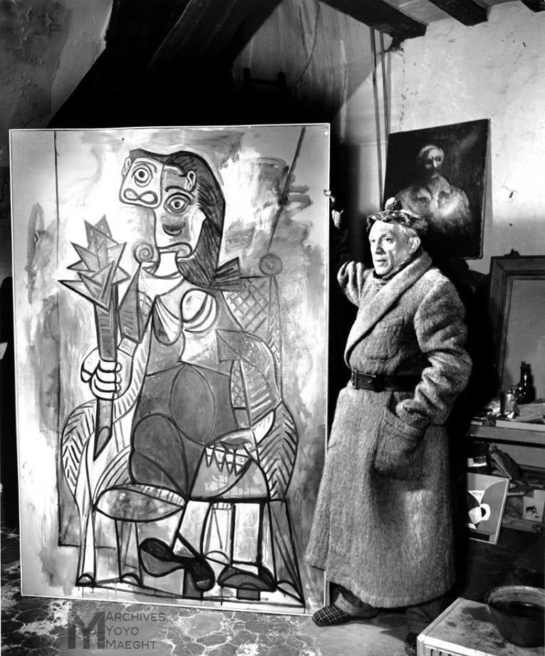 MAEGHTYoyo's tweet photo. Il fait froid.
Béret et charentaises, ceinturon sur robe de chambre, porté sur polo rayé, bien sûr !
Pablo Picasso devant "Femme à l’artichaut", 1944.
.
#Picasso #PabloPicasso #YoyoMaeght #Atelier #Studio #Peinture #Hiver #Charentaises #Modernart #Artlover #masterpiece #froid https://t.co/zQeGMbCubL