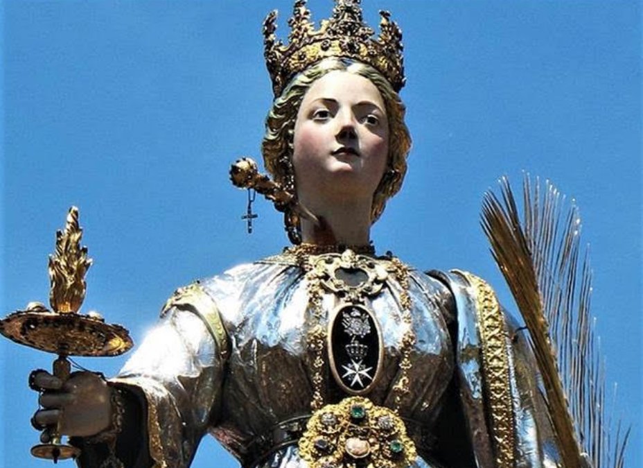mariobianchi18's tweet photo. Il #13gennaio 1904 #PioX dichiara Santa Lucia patrona di Napoli. Per l'occasione il papa invia alla città come reliquia un osso della santa, una nobile siciliana uccisa a Siracusa nel 304 durante le persecuzioni di Diocleziano. Napoli ha il record di santi protettori, ben 57. https://t.co/1CVaKi8z2o