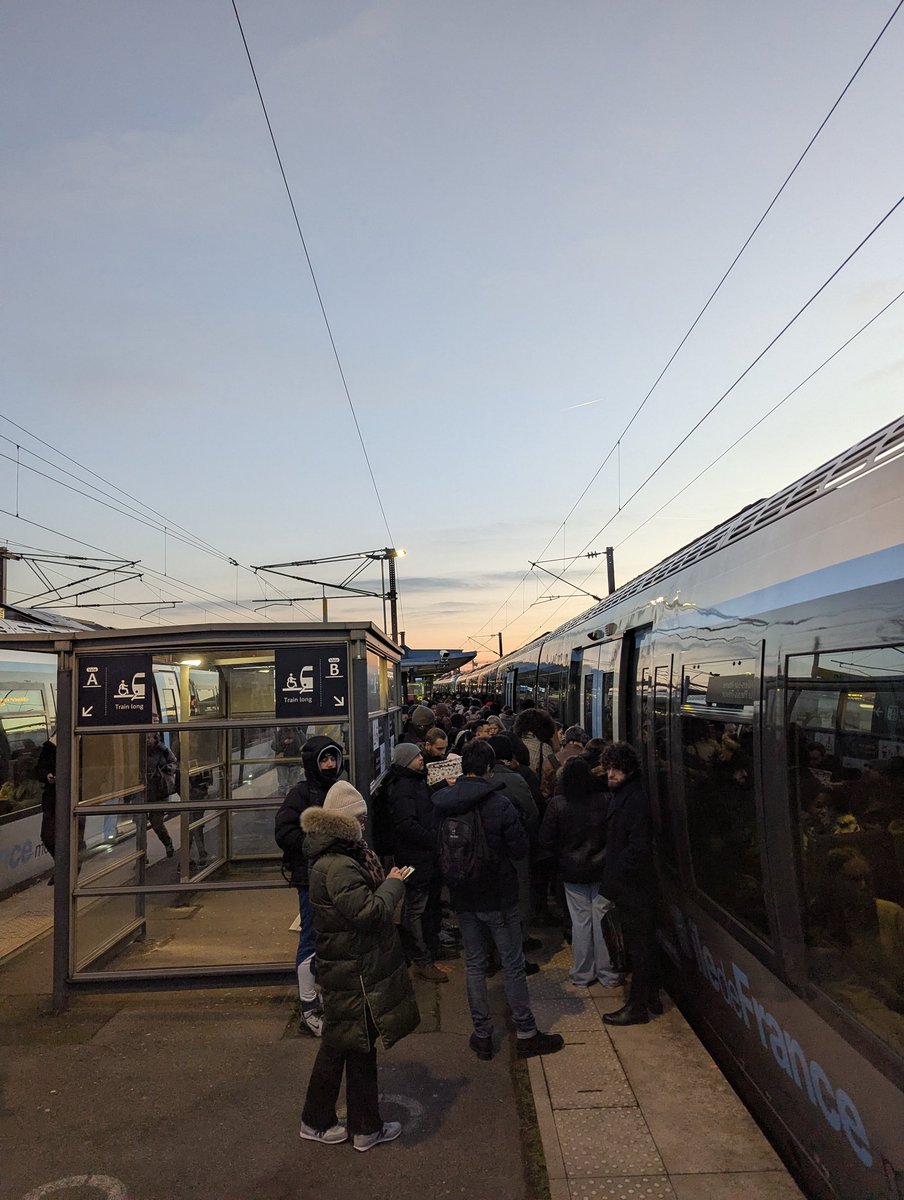MedNaab's tweet photo. @RERE_T4_SNCF Train de 8h23 arrêté depuis 8h23 à Villers, sans que les portes s'ouvrent. Des infos ? https://t.co/vB36fn82Lx