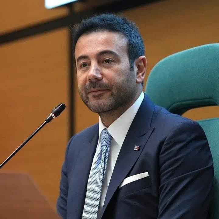 Belediye başkanımız Rıza Akpolat’ a  yönelik sabahın erken saatlerinde yapılan gözaltı operasyonunu Beşiktaş halkının iradesine yönelik bir kumpas olarak kabul ediyoruz. Kamuoyu nezdinde belediye başkanlarımızın itibarını zedelemeye çalışan bu ve benzeri hukuksuzlukların