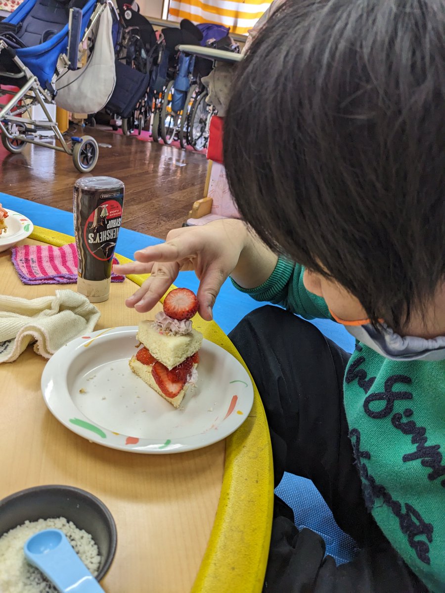 成人の皆様おめでとうございます
今日はとてもよく晴れてお祝い日和😊
フレンズでは自分で考えたお祝いケーキを作りました♬
美味しそうなケーキができましたよ😋