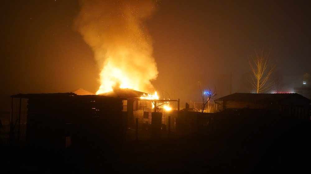 Brand in Tuinschuur met Metershoge Vlammen