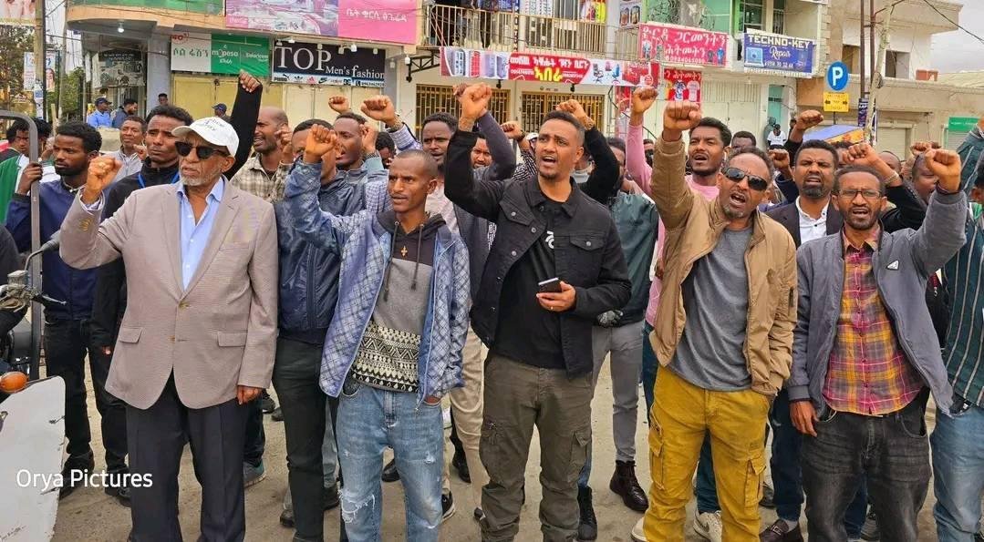 Goyteom37's tweet photo. A massive 3-day protest began today in Mekelle, the capital of #Tigray, under the slogan “Yiakel.” The demonstration, organized by @TsilalCSWT, is taking place at Romanat Square. IDPs are demanding the right to return to their homes.
#EnoughIsEnough #UpholdPretoriaAgreement https://t.co/AqDgBYVEeT