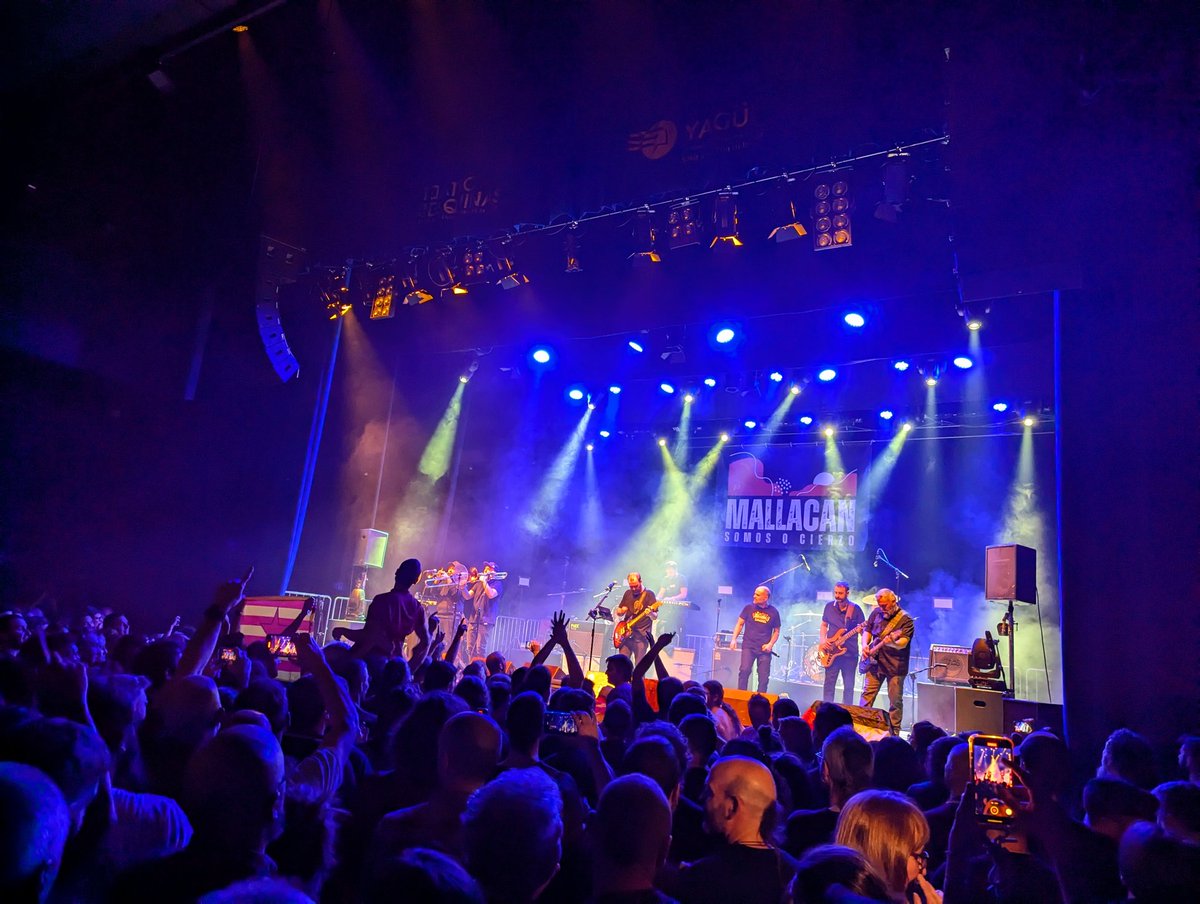 🔊 No nos resignamos a pensar que atros tiempos siempre van estar millors 💪🏼
🔥 A flama ye viva. 🎶 A cultura popular, a musica en #aragonés y l'aragonesismo habrían de mirar enta debant, con optimismo y argüello.
#Mallacan #OPaísCierzo