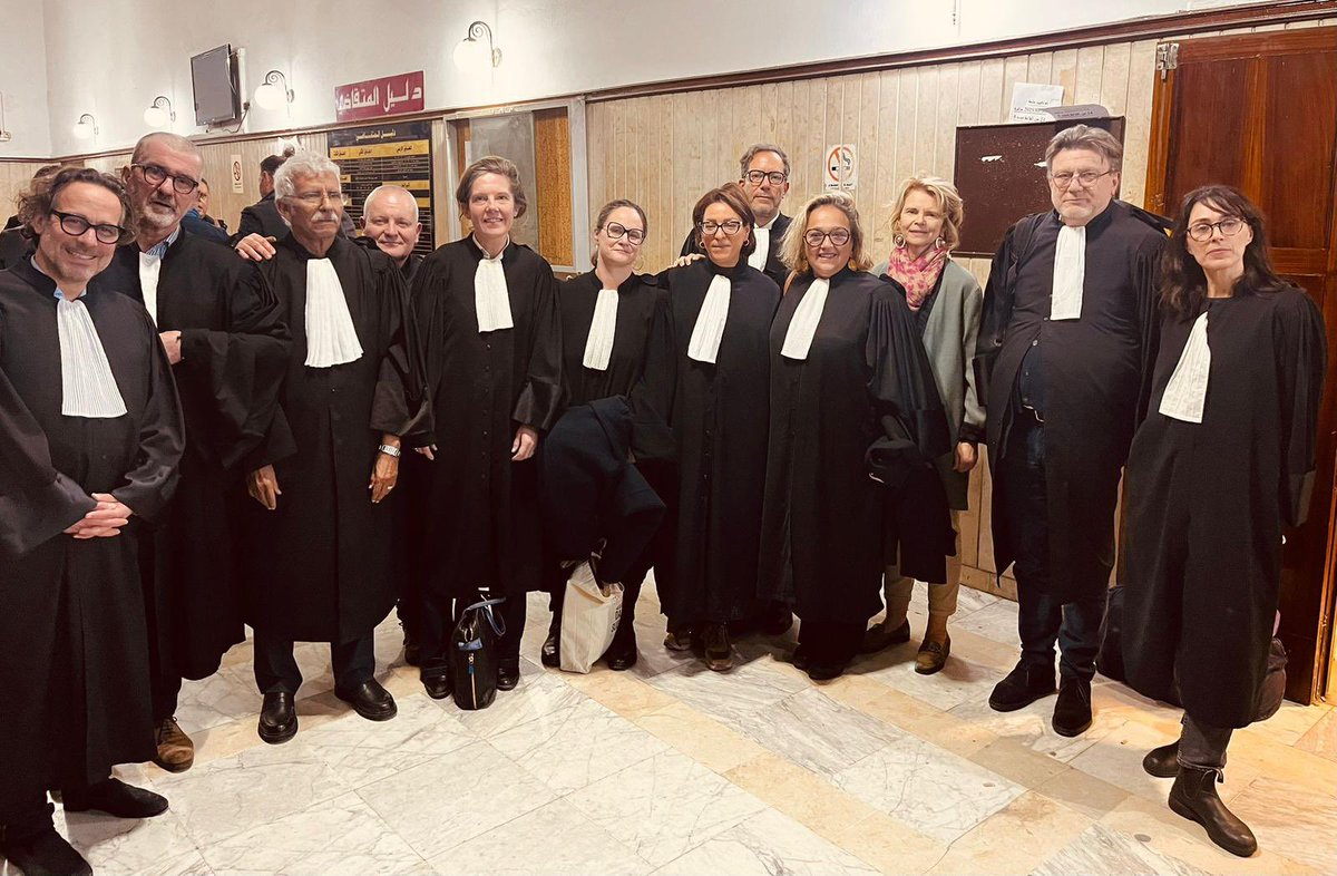 🇹🇳Ce 10 janvier, le barreau de Paris était à Tunis, aux côtés des avocats tunisiens, pour soutenir Sonia Dahmani, avocate condamnée à deux ans de prison pour avoir dénoncé le racisme en Tunisie lors d’un débat télévisé.

Face à cette condamnation totalement injustifiée et des