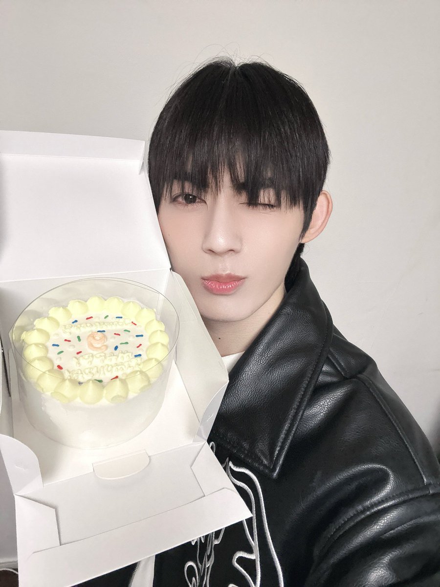 [📷 #JIHUN] Plus Chat 12.01.25

©:@/siwoo_siot

#BXB #비엑스비 #JIHUN #지훈
