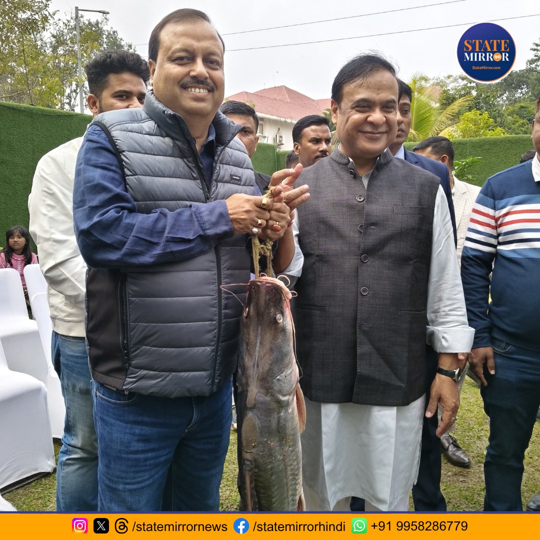 statemirrornewz's tweet photo. भोगाली बिहू के अवसर पर असम सीएम हिमंत बिश्व शर्मा को NB NEWS के CMD नृपेन दास ने मछली भेंट कर बिहू की शुभकामनाए दी..

#BhogaliBihu #maghbihu #HimantaBiswaSarma #StateMirror #NRDGroup @himantabiswa https://t.co/oL399lWfwE