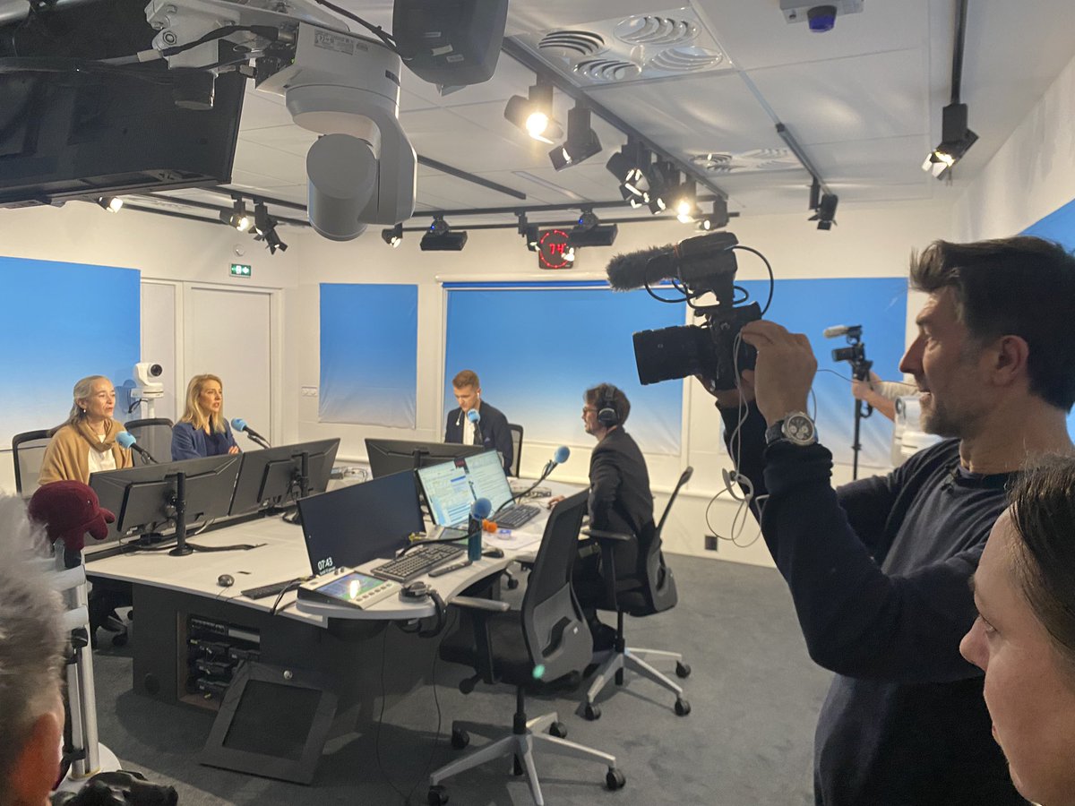 #Ici sur #France3 et sur #RadioFrance 

🔵 Convergence : les deux pdtes de l’audiovisuel public à Châteauroux dans les locaux communs @ici_radiofrance et <a href="/F3Centre/">France 3 Centre-Val de Loire</a> 

🔵 ici Radio Tv Digital marque commune de la proximité : «remettre de l’humain, de la chair,  de la vérité »