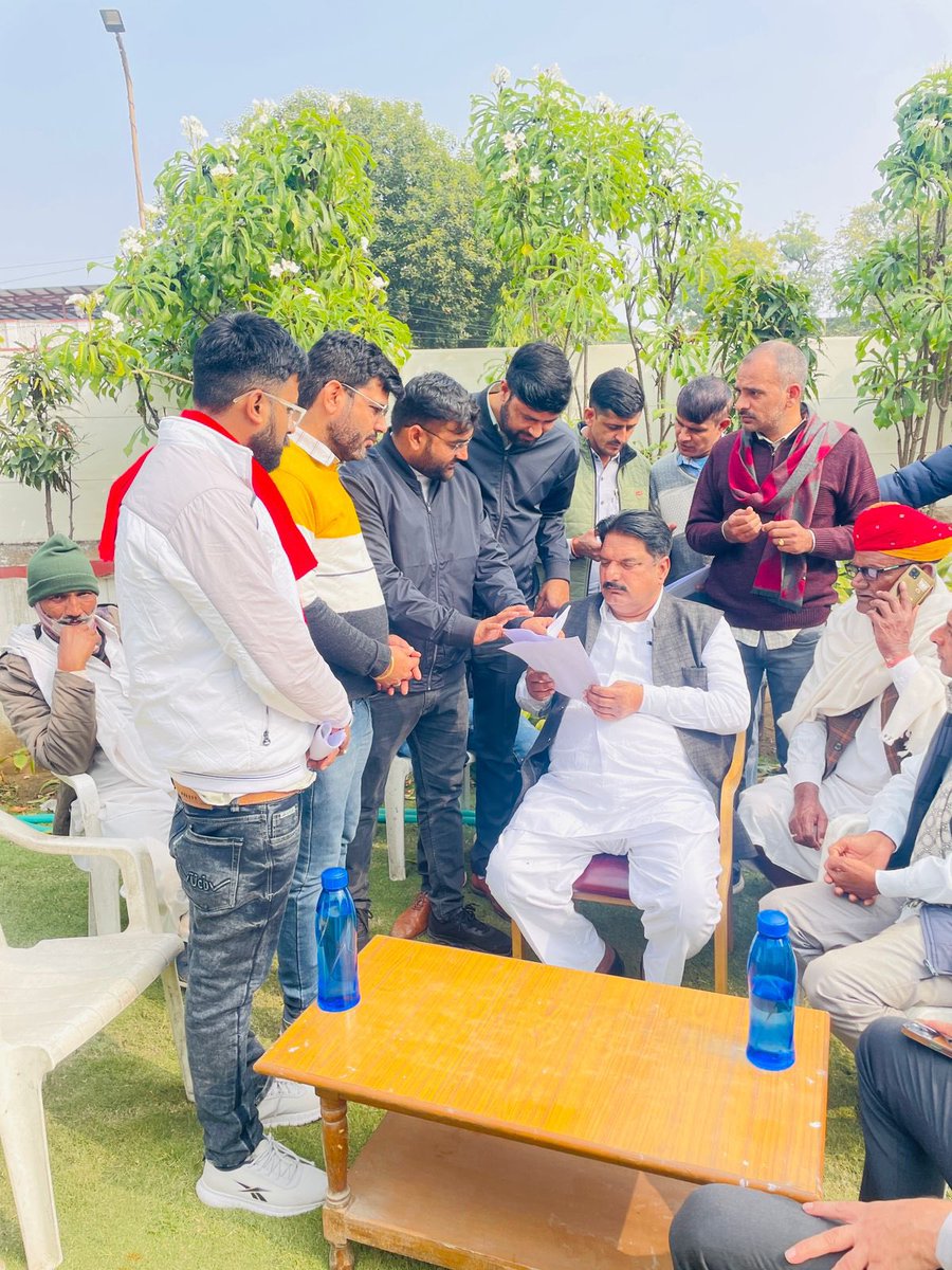 HANUMANKISAN's tweet photo. कंप्यूटर अनुदेशक नियमित भर्ती की माँग कों ले���र पत्र लेखन अभियान के तहत आज माननीय राज्य मंत्री विजय सिंह चौधरी जी कों ज्ञापन देकर ठेका प्रथा पर भर्ती नहीं करवानें का निवेदन किया है 
साथ ही माननीय मुख्यमंत्री @BhajanlalBjp जी के संज्ञान में पत्र लिखकर प्रकरण मज़बूती सें रखने के लिए निवेदन किया !!
#हनुमान_किसान 
@RajCMO 
@madandilawar 
@madanrrathore 
@Ravindrachdry 
@ASHOKNALPURIA