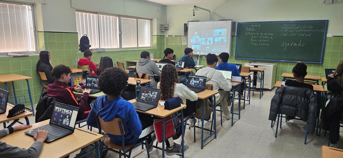 FMAlcantara's tweet photo. 📚 Tras las vacaciones, la semana pasada retomamos los talleres 'Literatura en las aulas', en colaboración con @FundlaCaixa
Trabajamos con los alumnos de 3º y 4º de ESO en el @iesAlBaytar de Benalmádena.
💻 Impartieron los periodistas @santiago_mruiz, @mlsampalo91 y @EGMaiquez https://t.co/j7uP7QrAv4