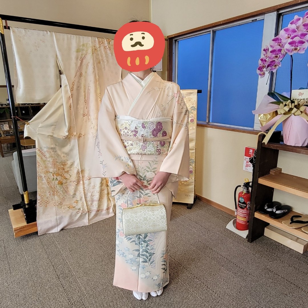 GofukuKanda's tweet photo. 成人式のみなさま本当におめでとうございます!
昨日今日と華やかな装いの方とすれ違うとお祝いをおすそわけいただいたような嬉しい気持ちになります。

さて、お正月にはたくさんのお客様がこれまた晴れやかなお着物でお出かけくださいました。 https://t.co/WMeItVAIVX