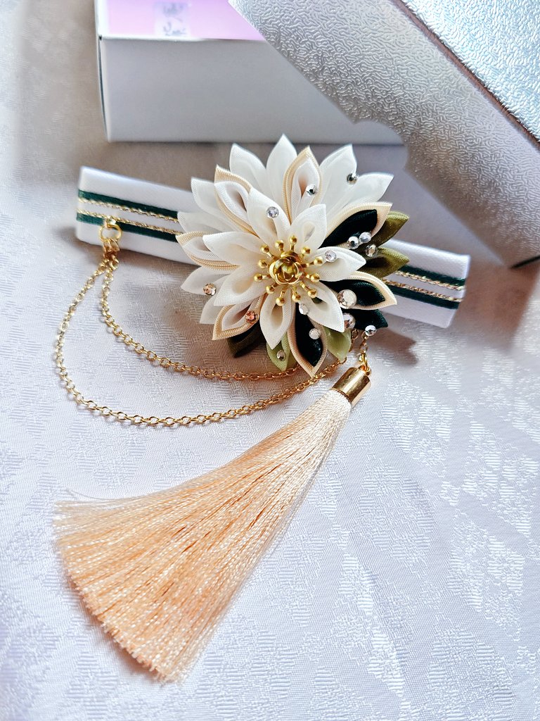 織紫庵様（<a href="/orishian/">織紫庵@侍</a>）の刀剣クリップ富田江をお迎えさせていただきました✨🤍✨
本当に繊細で美しくかつ色遣いが富田くんのイメージピッタリで大興奮してしまい…大変お騒がせいたしました！大切にいたしますね🌸

江の双璧である稲葉江さんも心よりお待ちしております✨🖤✨