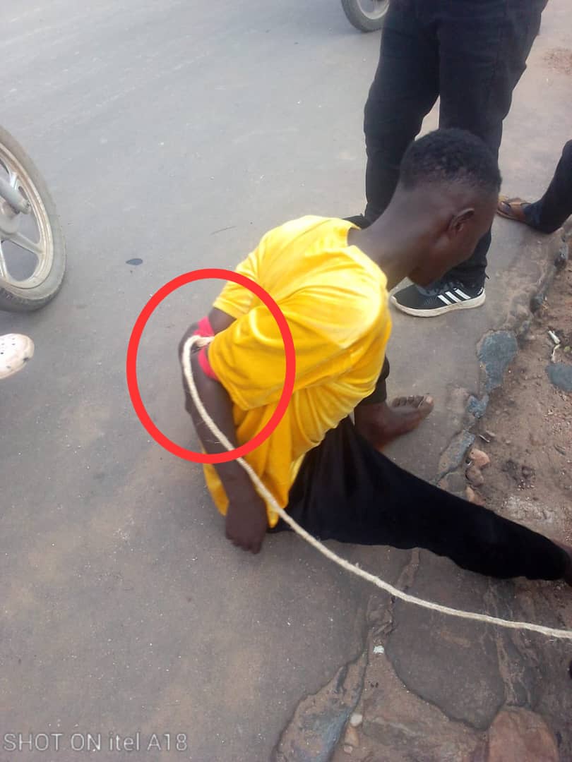 MaishaRdc's tweet photo. #UVIRA_SK_RDC:

Des jeunes Banyamulenge ont été arrêtés et maltraités par des miliciens Wazalendo et Fardc à RUNIGU sur base des fausses accusations les assimilant au m23. Ces jeunes ont été qualifiés des "infiltrés Rwandais" qui veulent envahir les hauts et moyens plateaux du Sudkivu. Cela en raison de leur appartenance ethnique et faciès supposé Tutsi.

Ces jeunes, membres de la communauté Banyamulenge, les tutsis congolais d'Itombwe, ont été soumis à des traitements inhumains, et dégradants de la part des miliciens Wazalendo et Fardc qui les ont arrêtés.

Depuis 2017, les Banyamulenge font face à des attaques systématiques de la part des groupes armés maimai appuyés par les Fardc, qui ne cessent de déclarer vouloir mettre fin à l'existence des Banyamulenge ou des tutsis dans les hauts et moyens plateaux du Sudkivu les qualifiant des étrangers rwandais, des non autochtones, des immigrés rwandais, des envahisseurs Tutsis...

Ces Milices maimai auteures d'innombrables crimes de haine contre les Banyamulenge, ont été officialisés les Wazalendo, faisant partie de la RAD (Réserve Armée de Défense), Supplétifs des FARDC, et continuent à commettre des actes odieux contre les Banyamulenge au nom de l'État congolais, au motif de lutter contre l'infiltration.

Lors du processus électoral, ces groupes armés Wazalendo composés des groupes des Vigilances initiés par le Président de la RDC au motif de combattre "l'infiltration", les membres de la communauté Banyamulenge étaient trop ciblés et empêchés de s'enrôler par ces dits groupes. Ce qui avait fait à ce que plusieurs Banyamulenge n'aient pas droit à la carte d'électeur, et par ricochet privés de leur droit de voter. Un jeune Munyamulenge qui faisait même campagne à un candidat député national ( Munyamulenge) avait été tué à UVIRA dans des circonstances inavouées. Un acte de meurtre qui serait planifié par des miliciens Wazalendo et groupes de vigilance qui menaçaient des Banyamulenge, en leurs disant qu'ils ont que le droit d'aller "postuler ou voter au Rwanda leur pays".

La mobilisation, la réorganisation, l'officialisation et l'armement de ces groupes armés maimai se réclamant depuis des années des "résistants patriotes", contre ceux qu'ils appellent"envahisseurs Tutsis" (Banyamulenge) dans les hauts et moyens plateaux du Sudkivu continuent à impacter le quotidien des Banyamulenge en les privant leur droit de circulation, et sont victimes des intimidations, ou arrestations arbitraires en complicité avec les agents des renseignements militaires, qui collaborent avec ces wazalendo.

Partout à l'Est de la RDC, ces milices dites wazalendo du Gouvernement congolais contribuent activement à des violences les plus horribles contre les tutsis congolais. Cela avec la bénédiction de l'État congolais, notamment le Président de la RDC, qui ne cesse de les glorifier comme quoi "ils défendent leurs terres , les intérêts de leurs communautés".

@_AfricanUnion @AUC_MoussaFaki @EU_Commission @EUatUN @UNOSAPG @NBerlangaEU  @AsstSecStateAF @RDCongoMAE
@EcuadorONU  @MaltaUNMission  
@swiss_un @EUatUN @UN_HRC @VitalKamerhe1 @Presidence_RDC
@UsambUN @LindaT_G 
@Denmark_UN @GeneralNeva
@UKUN_NewYork @WilliamsRuto @VivekGRamaswamy @KagutaMuseveni @4thPresidentKE @CyrilRamaphosa @HHichilema
@CanadaUN @Lacroix_UN @GiorgiaMeloni @Cobratate @RailaOdinga @RichardJRand
@FranceONU @jlprdeangola @SGNduva @HuangXia16 @elonmusk @SecBlinken @SuluhuSamia @SecBlinken @JosepBorrellF @eucopresident @secgen @antonioguterres