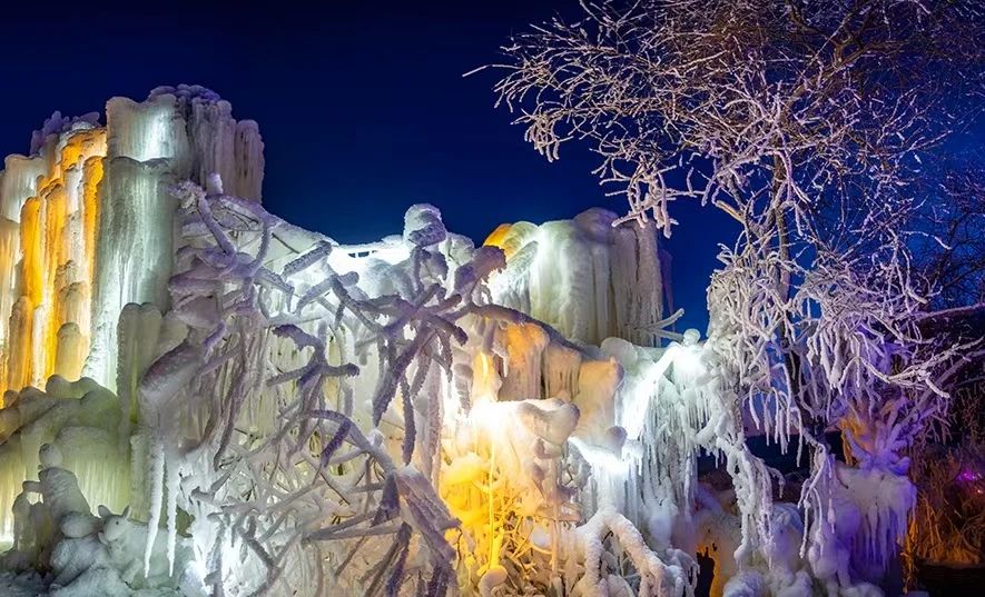 visitheilongji1's tweet photo. Rime drifting by day, exploring volcanic glaciers by night! #Wudalianchi, Heilongjiang offers non-stop excitement! ✨
Photo by @郭柏林 @黑河文旅
#SnowActivities #ChinaTravel #visitheilongjiang https://t.co/kFep5ulxY9
