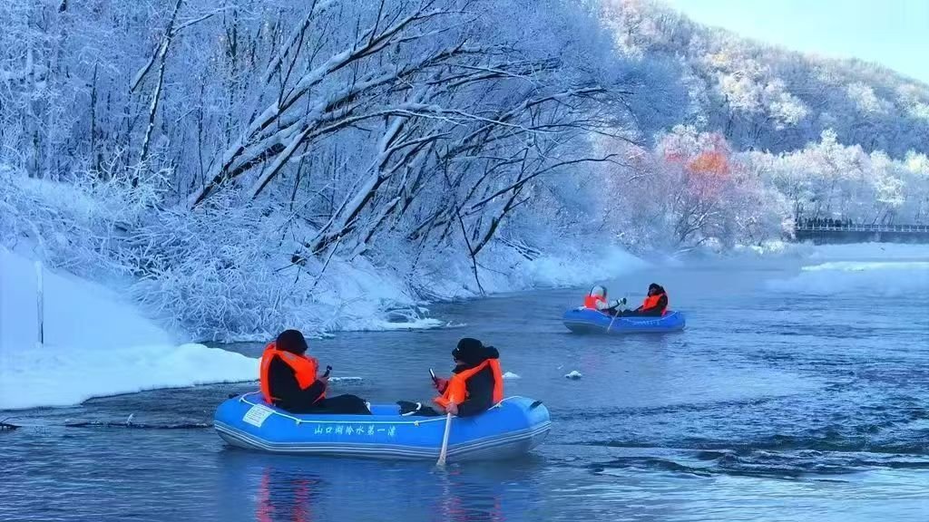 visitheilongji1's tweet photo. Rime drifting by day, exploring volcanic glaciers by night! #Wudalianchi, Heilongjiang offers non-stop excitement! ✨
Photo by @郭柏林 @黑河文旅
#SnowActivities #ChinaTravel #visitheilongjiang https://t.co/kFep5ulxY9