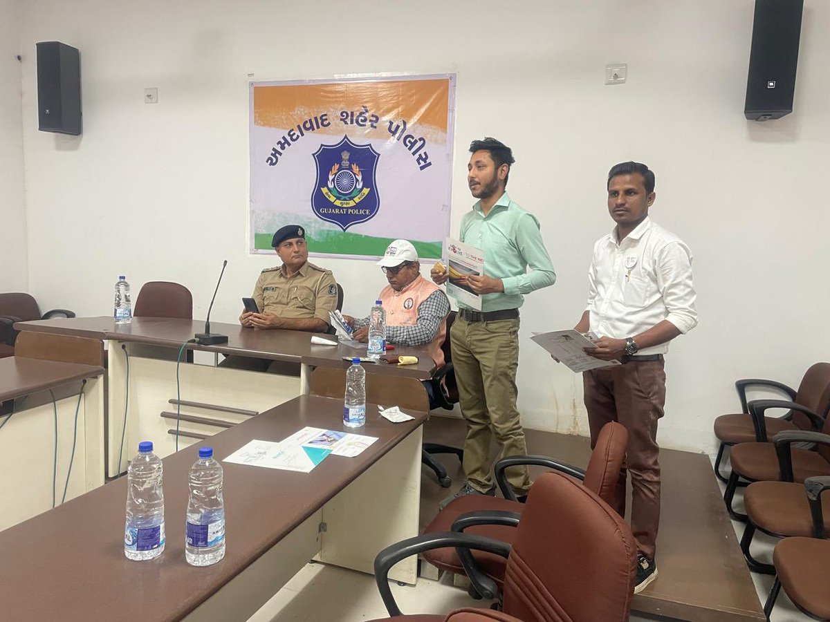 PoliceAhmedabad's tweet photo. મિશન સેફ ઉતરાયણ મિશન હેપ્પી ઉત્તરાયણ અંતર્ગત અમદાવાદ ટ્રાફિક પોલીસના તમામ સ્ટાફને મિશન શેફ ઉતરાયણ ફાઉન્ડેશન અને એક્સીઓ બાયો સોલ્યુશનના સહયોગથી ફર્સ્ટ એડ કીટ નું ડેમોસ્ટ્રેશન કરીને વિતરણ કરવામાં આવેલ.@GujaratPolice @axiobio https://t.co/82E4rqogwO