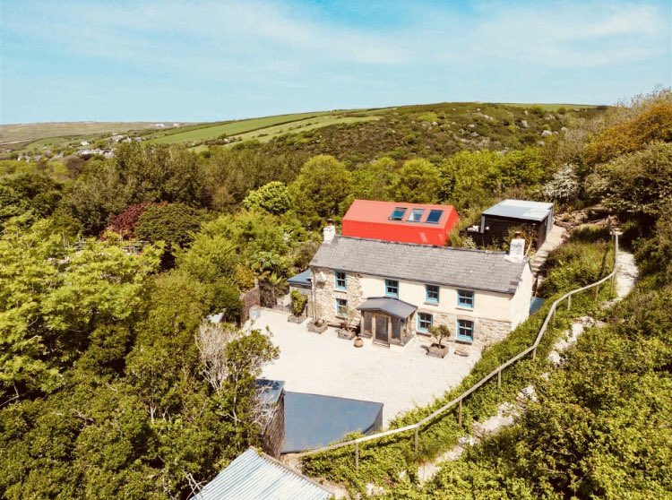 bbff_devon's tweet image. Home 😍. Playing with the drone to get some shots .